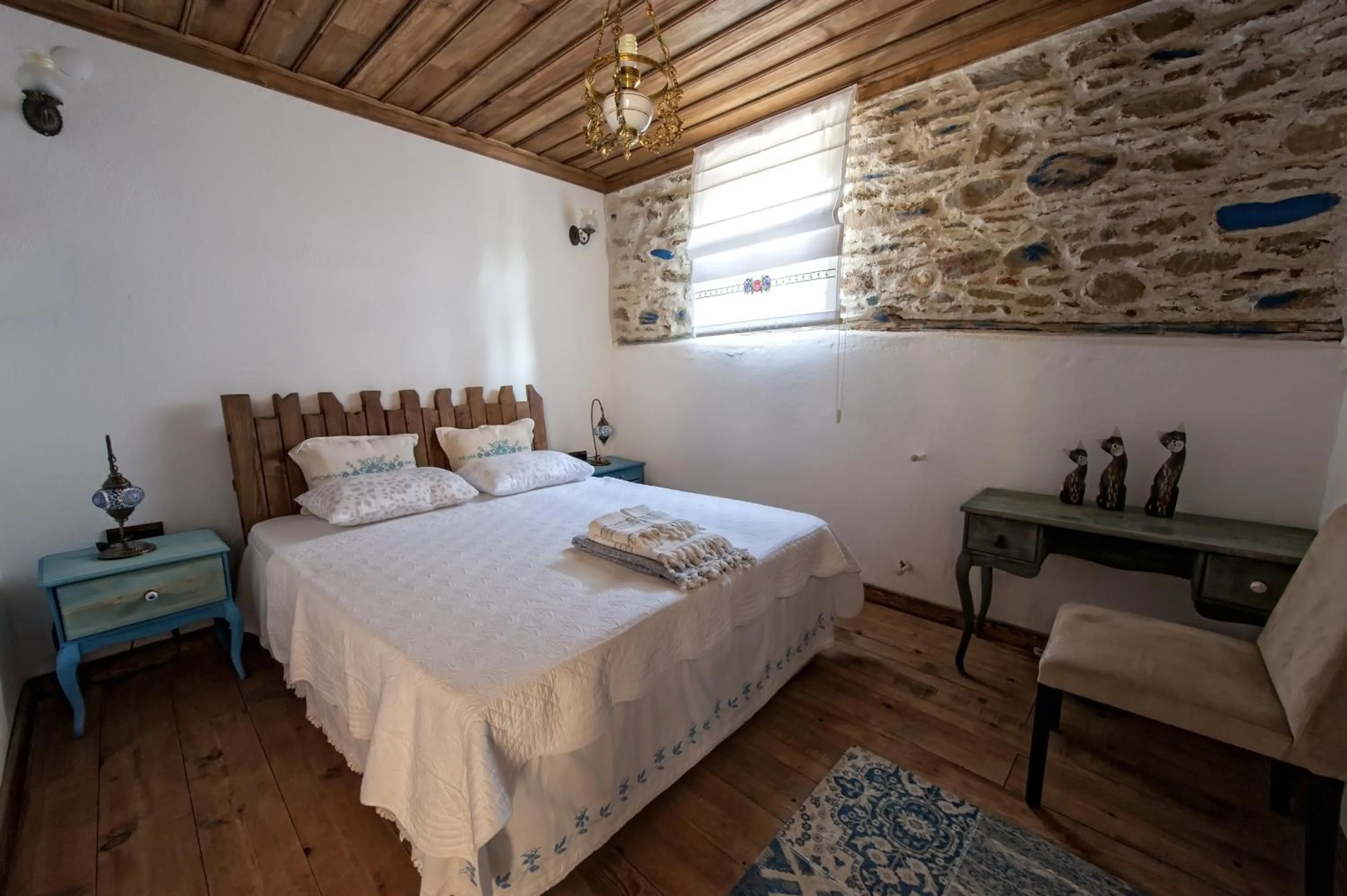 Photo of the whole room in Birgi Hotel Saliha Hanim Tas Konak