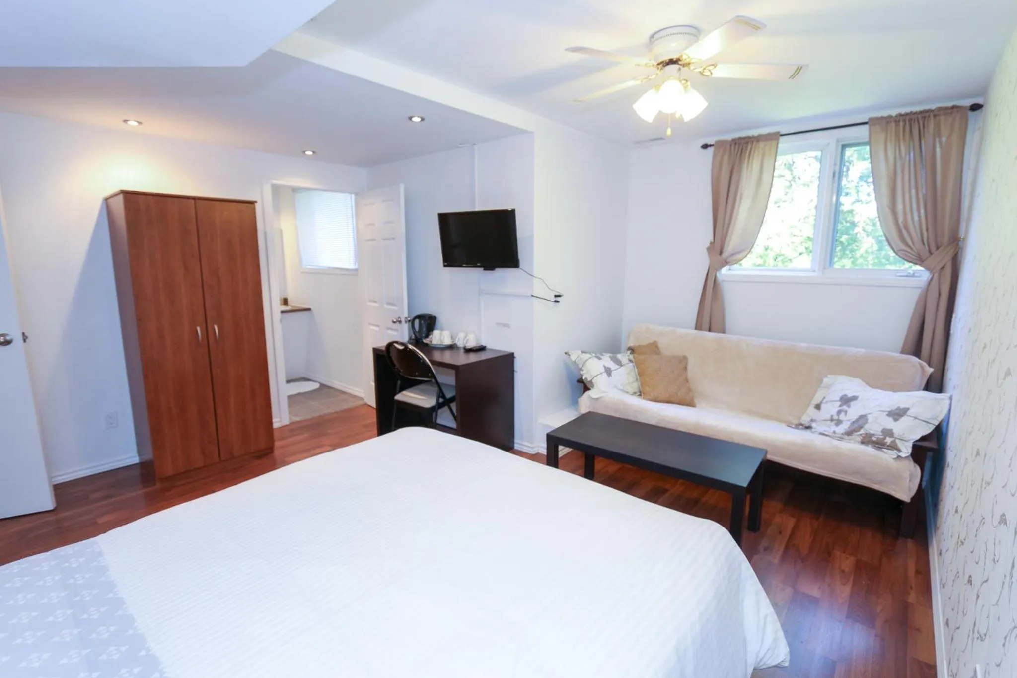 Photo of the whole room, Bed in Cedar Drive Inn