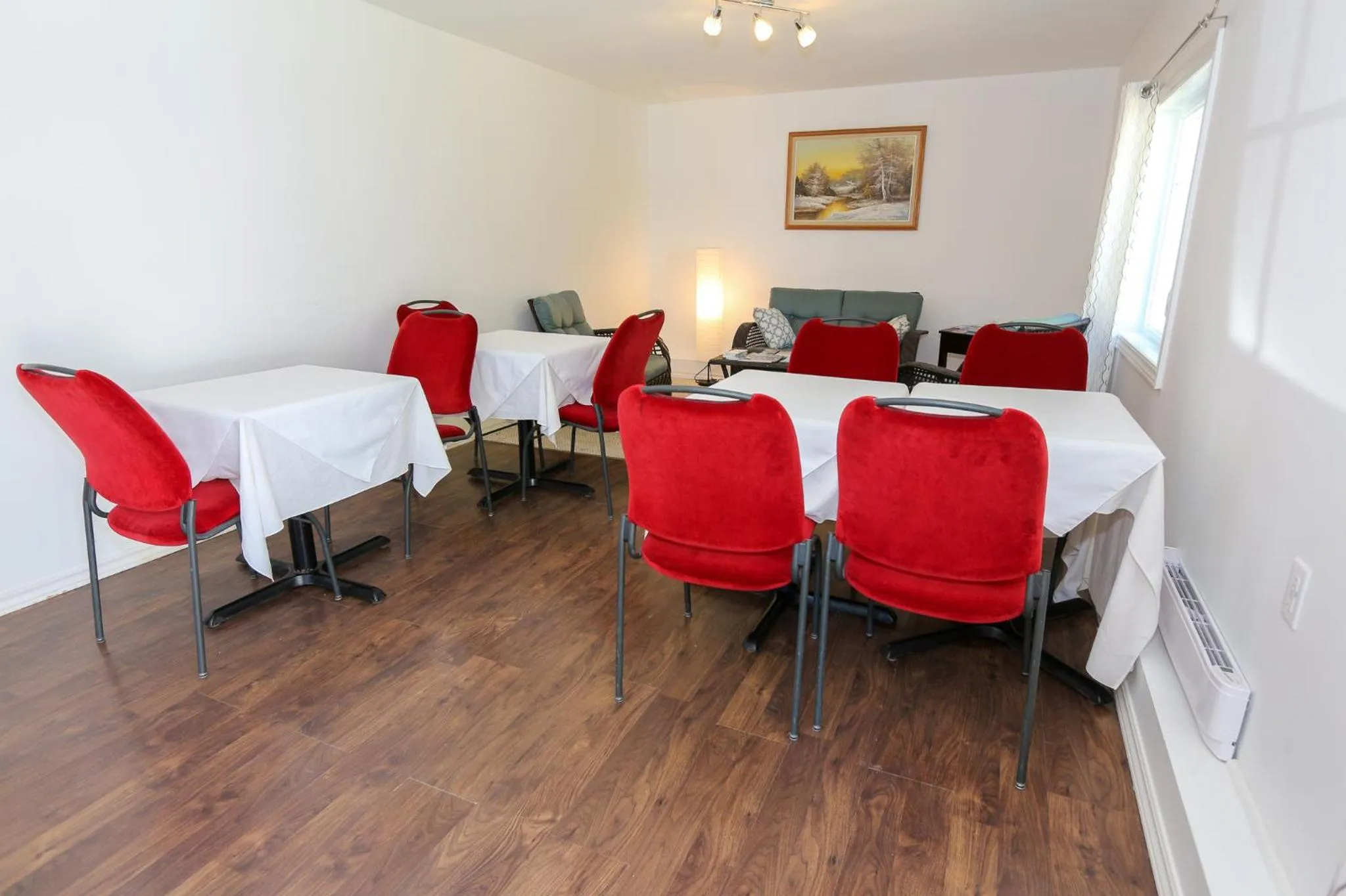 Communal lounge/ TV room in Cedar Drive Inn