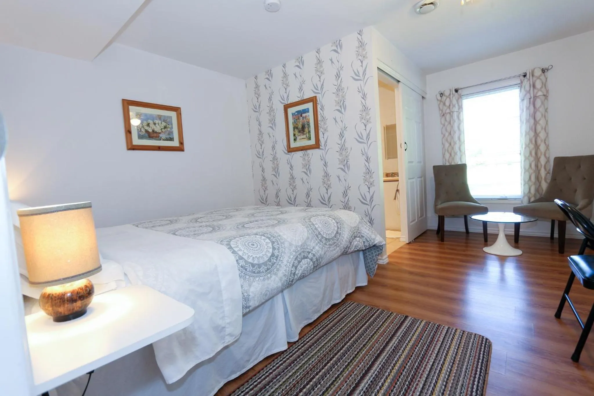 Photo of the whole room, Bed in Cedar Drive Inn