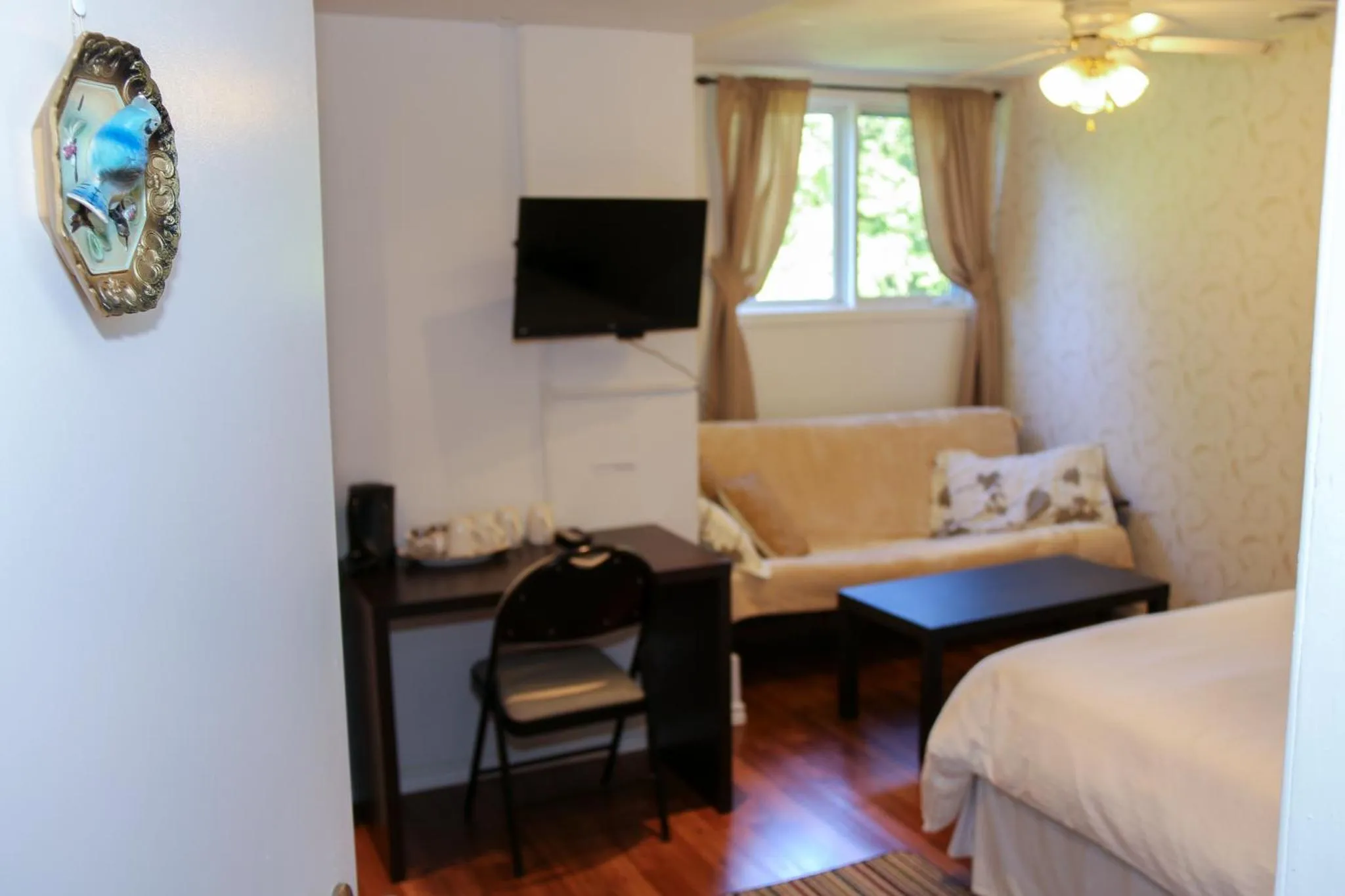 Garden view, Bed in Cedar Drive Inn