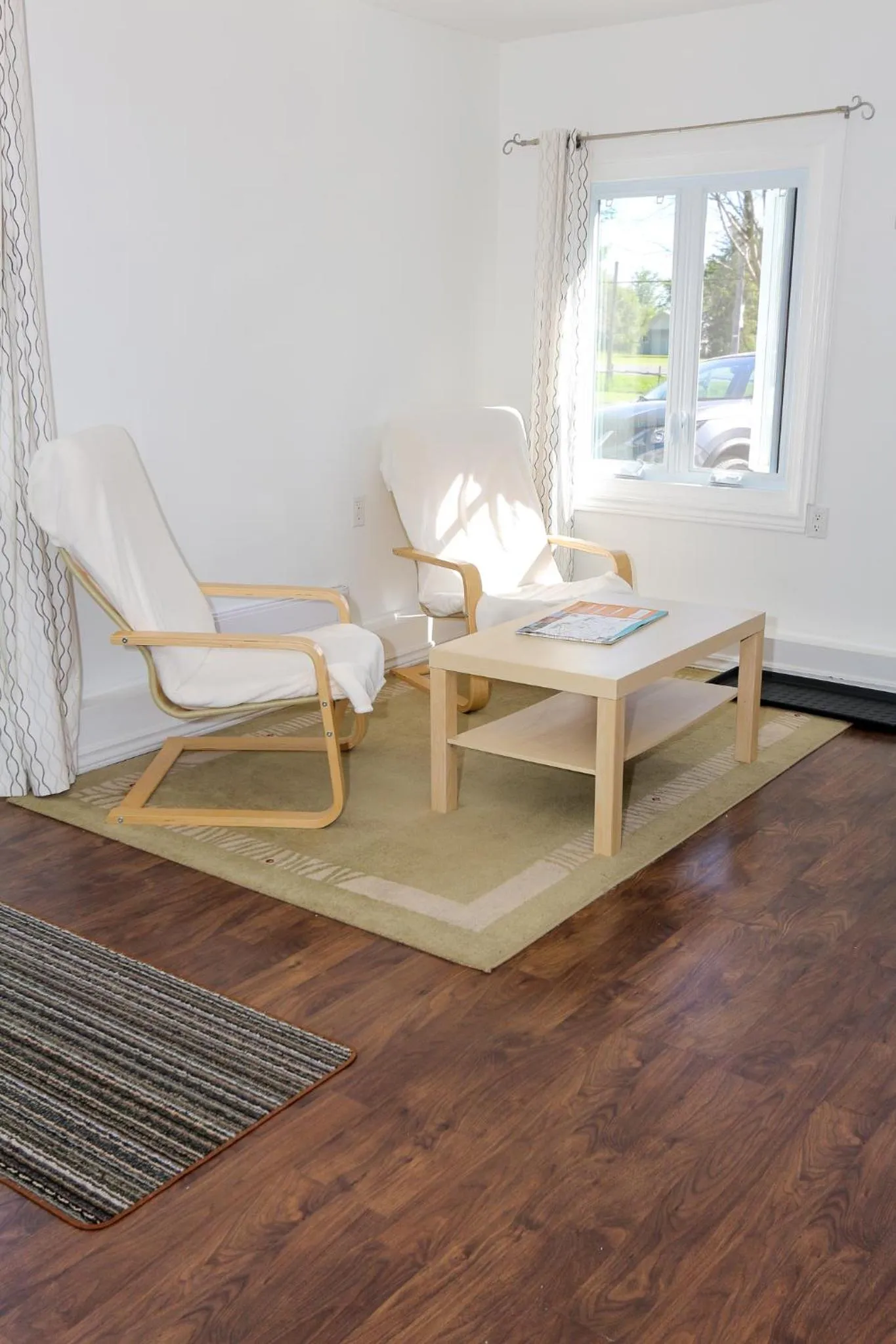 Seating area in Cedar Drive Inn