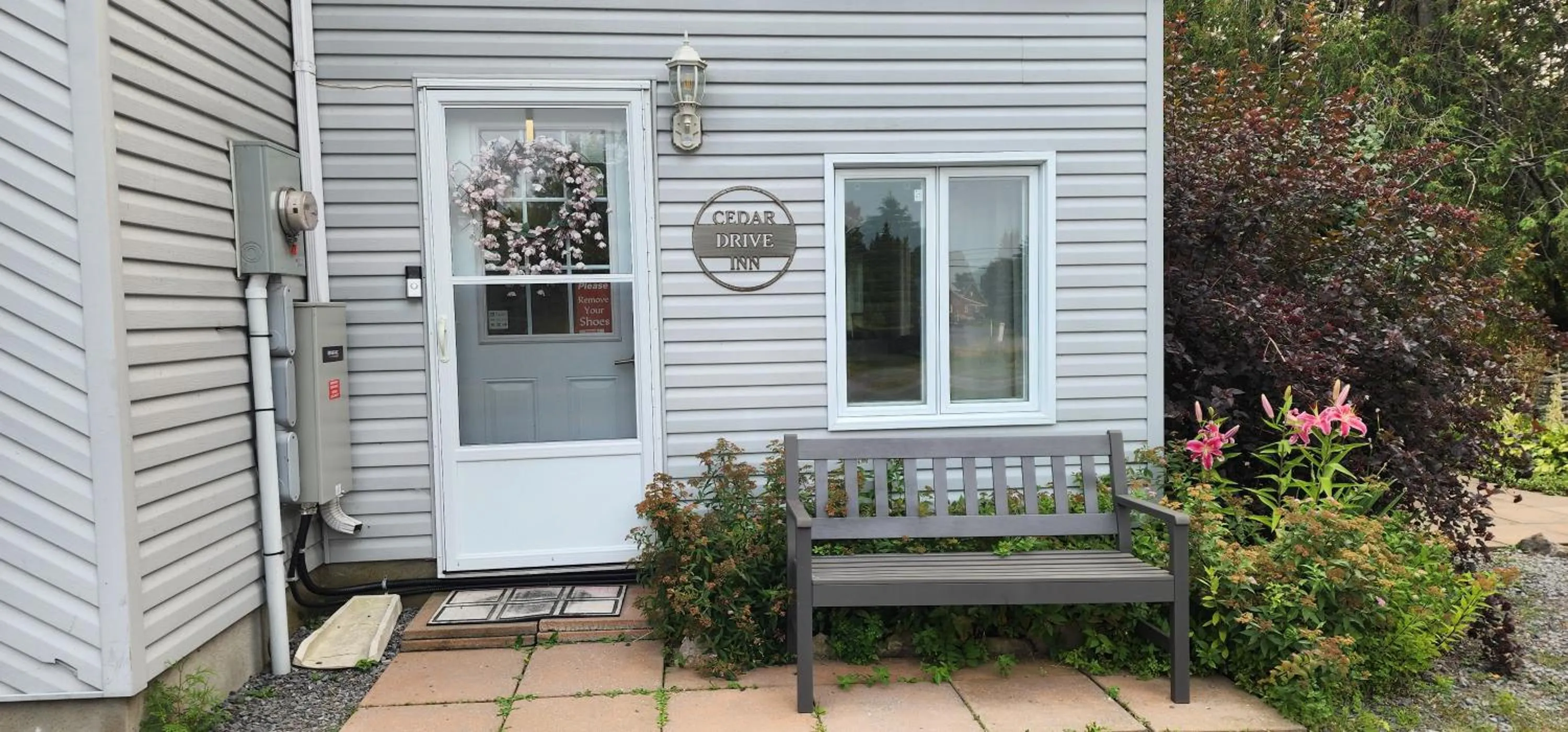 Facade/entrance in Cedar Drive Inn