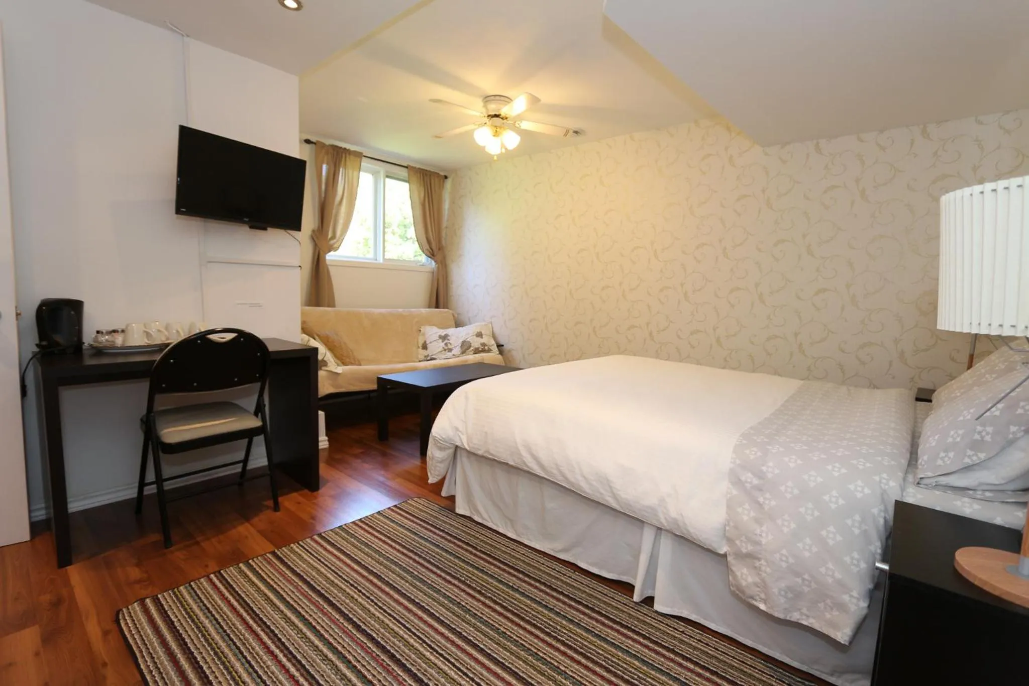 Photo of the whole room, Bed in Cedar Drive Inn