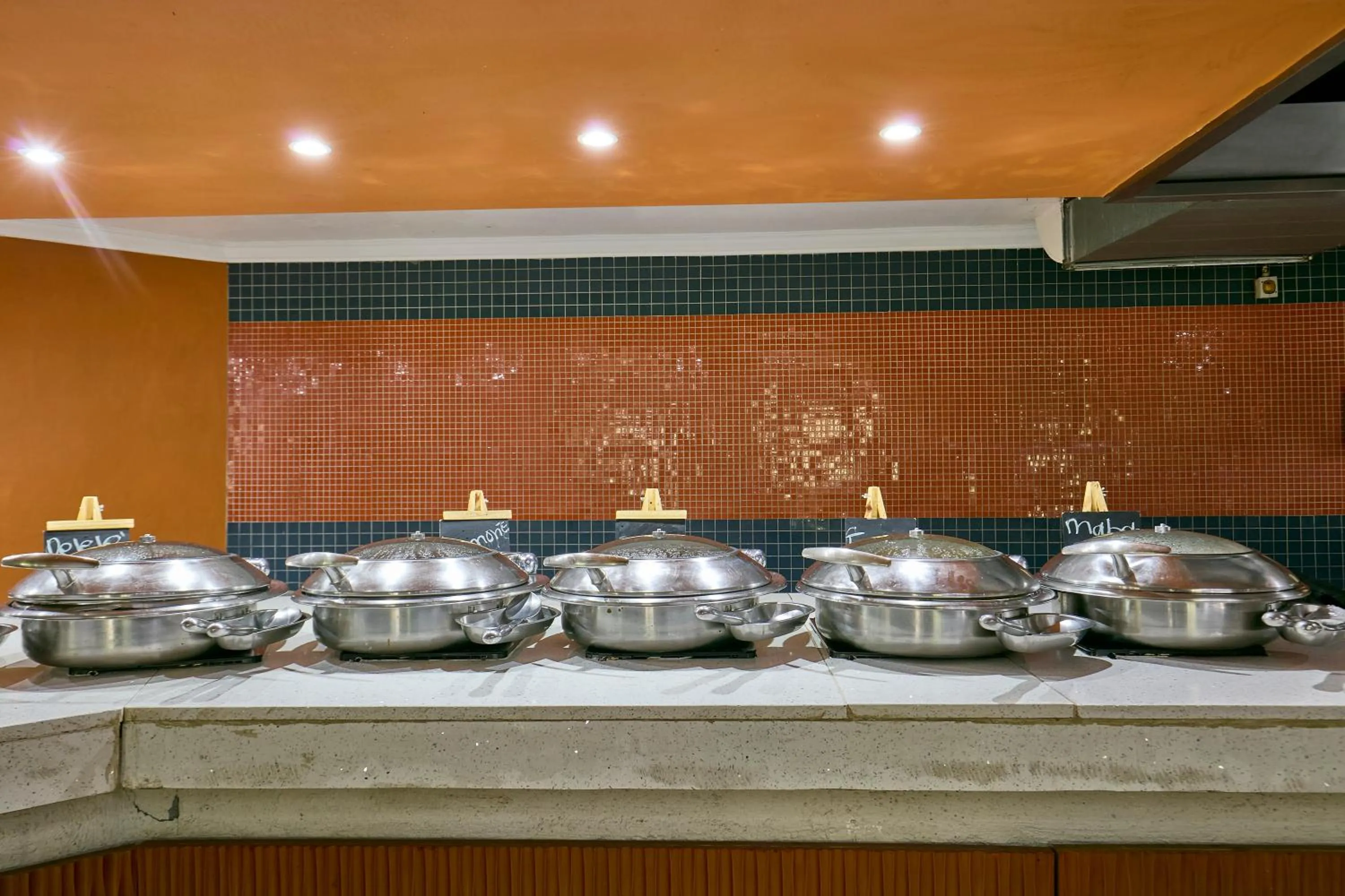 Restaurant/places to eat in Cresta Marang Gardens Hotel