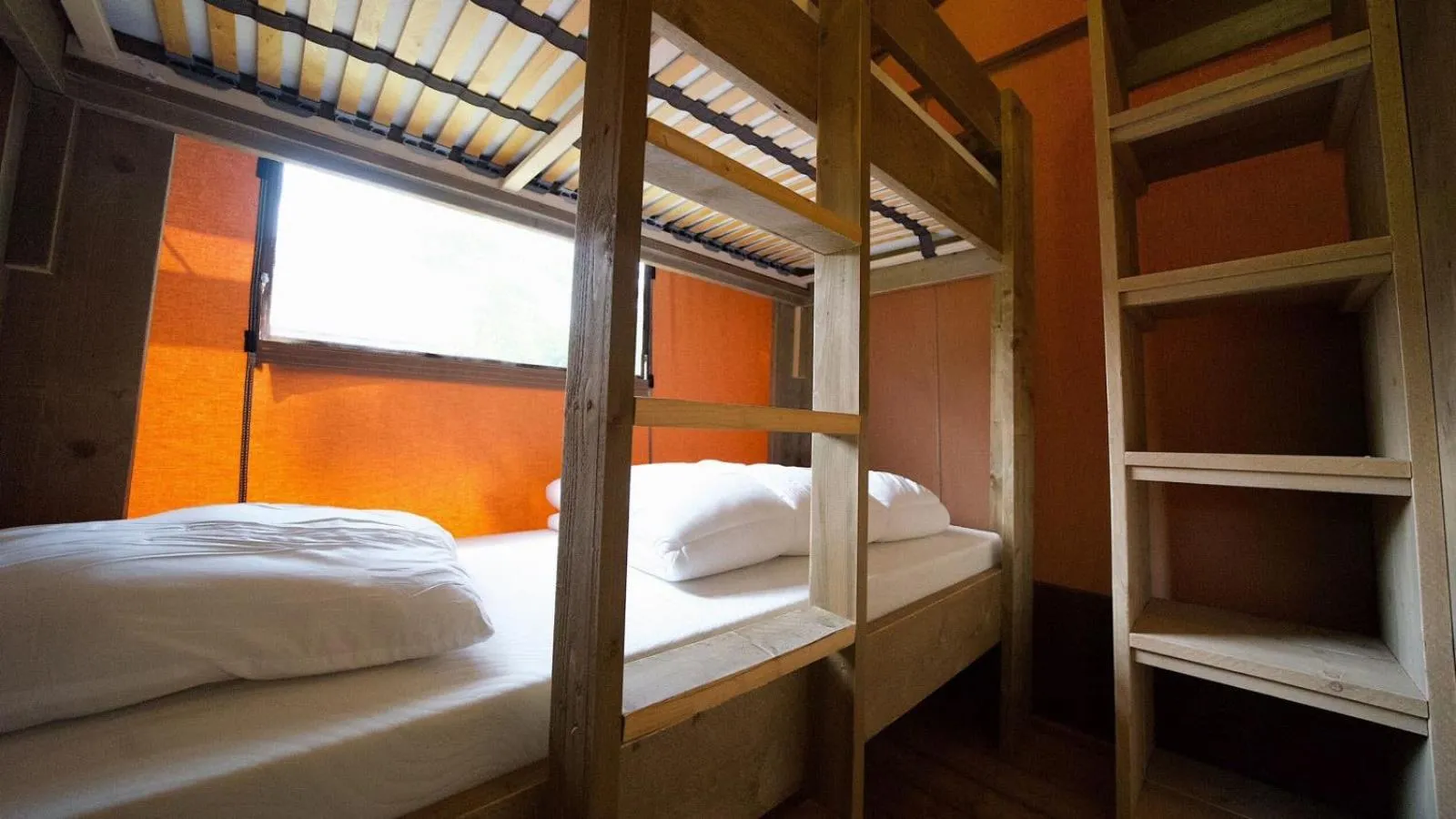 Bed in EuroParcs Molengroet