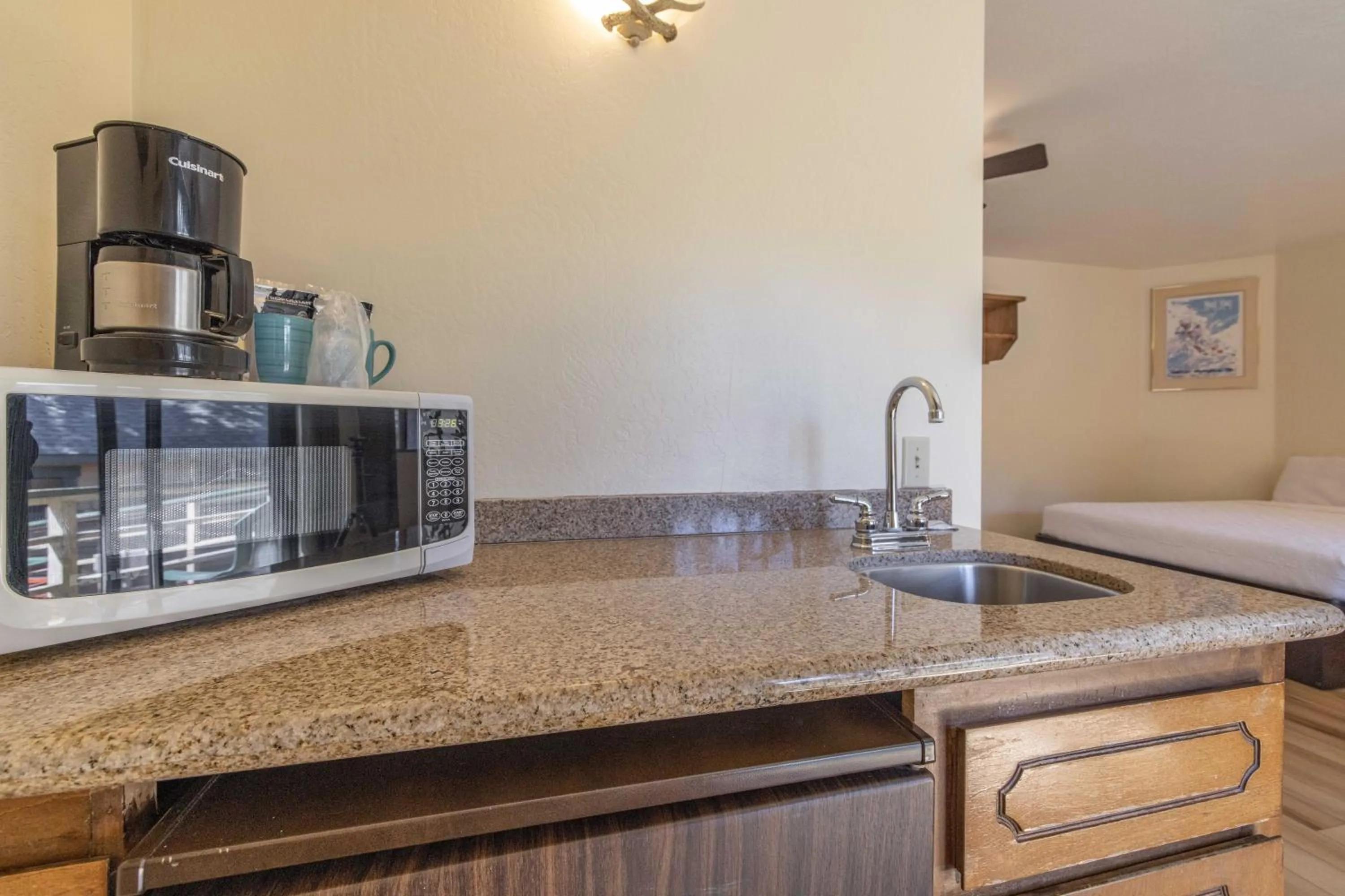 Coffee/tea facilities in Big Bear Lakefront Lodge