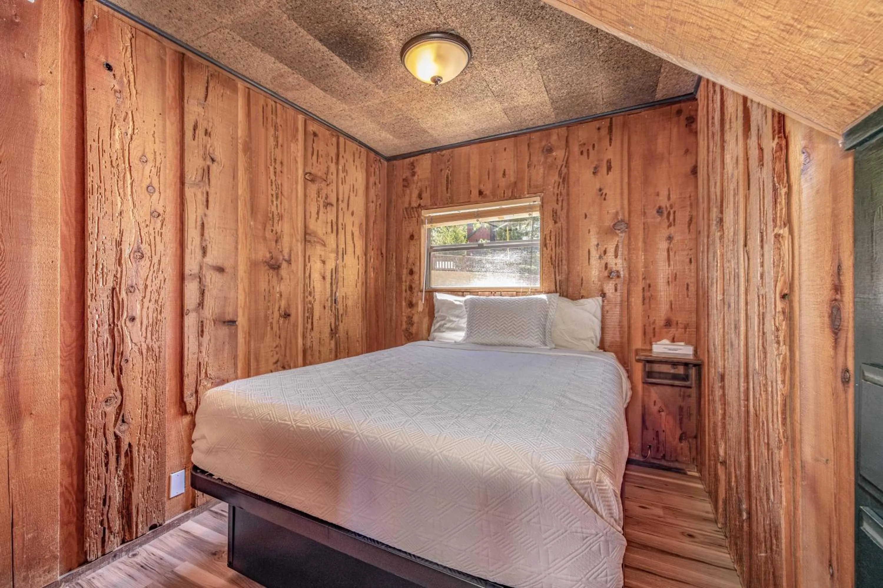 Bedroom, Bed in Big Bear Lakefront Lodge