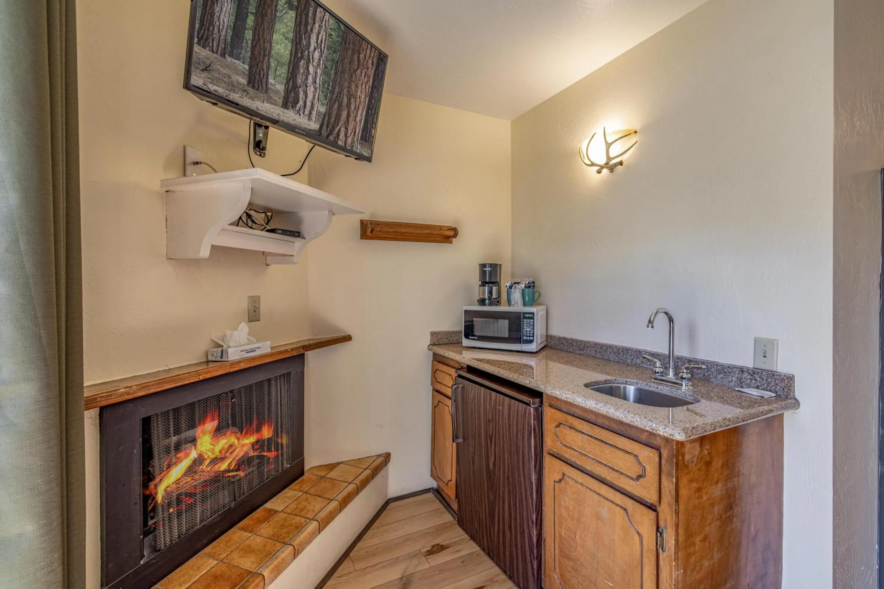 Kitchen or kitchenette in Big Bear Lakefront Lodge