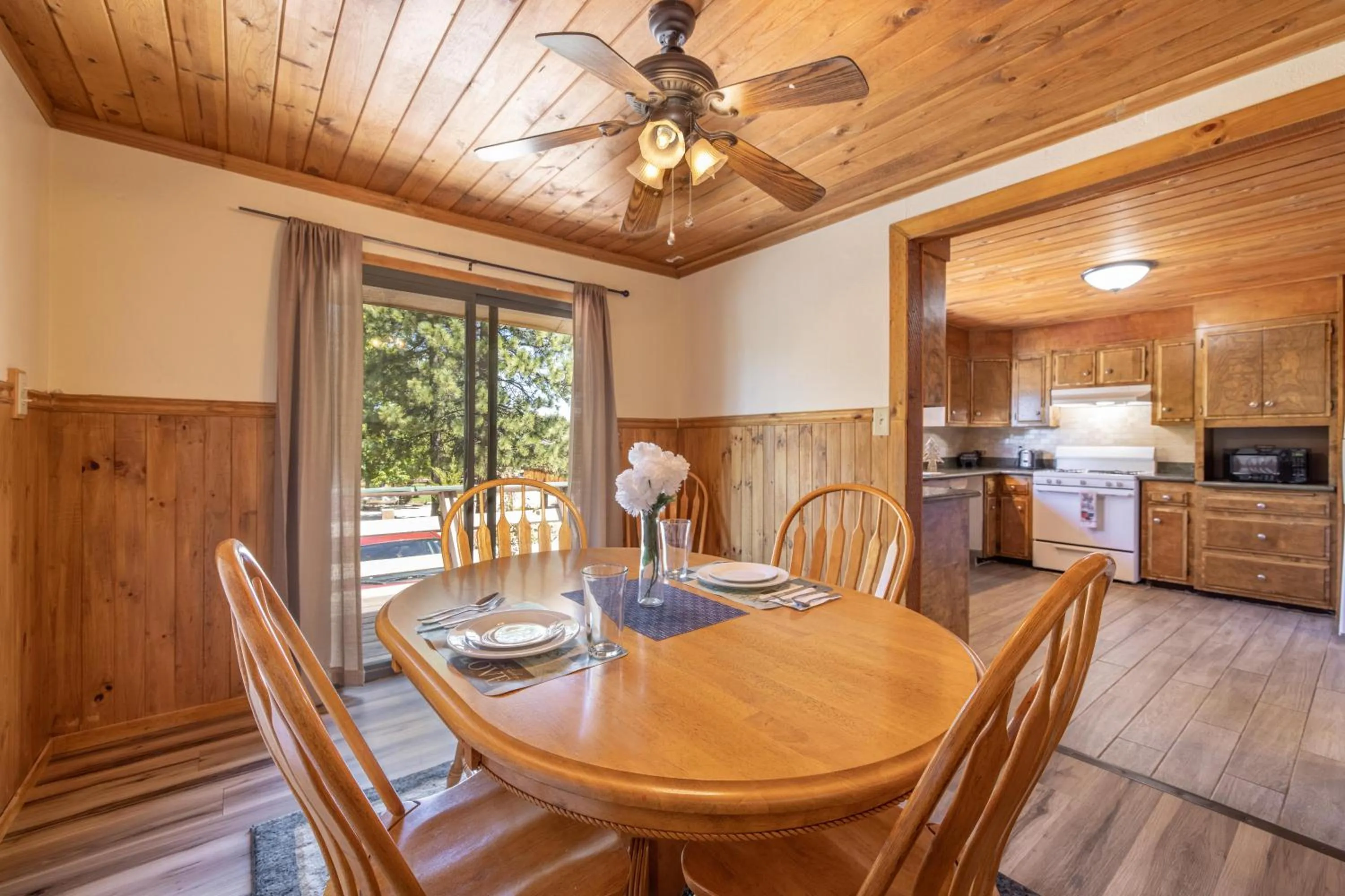Kitchen or kitchenette in Big Bear Lakefront Lodge