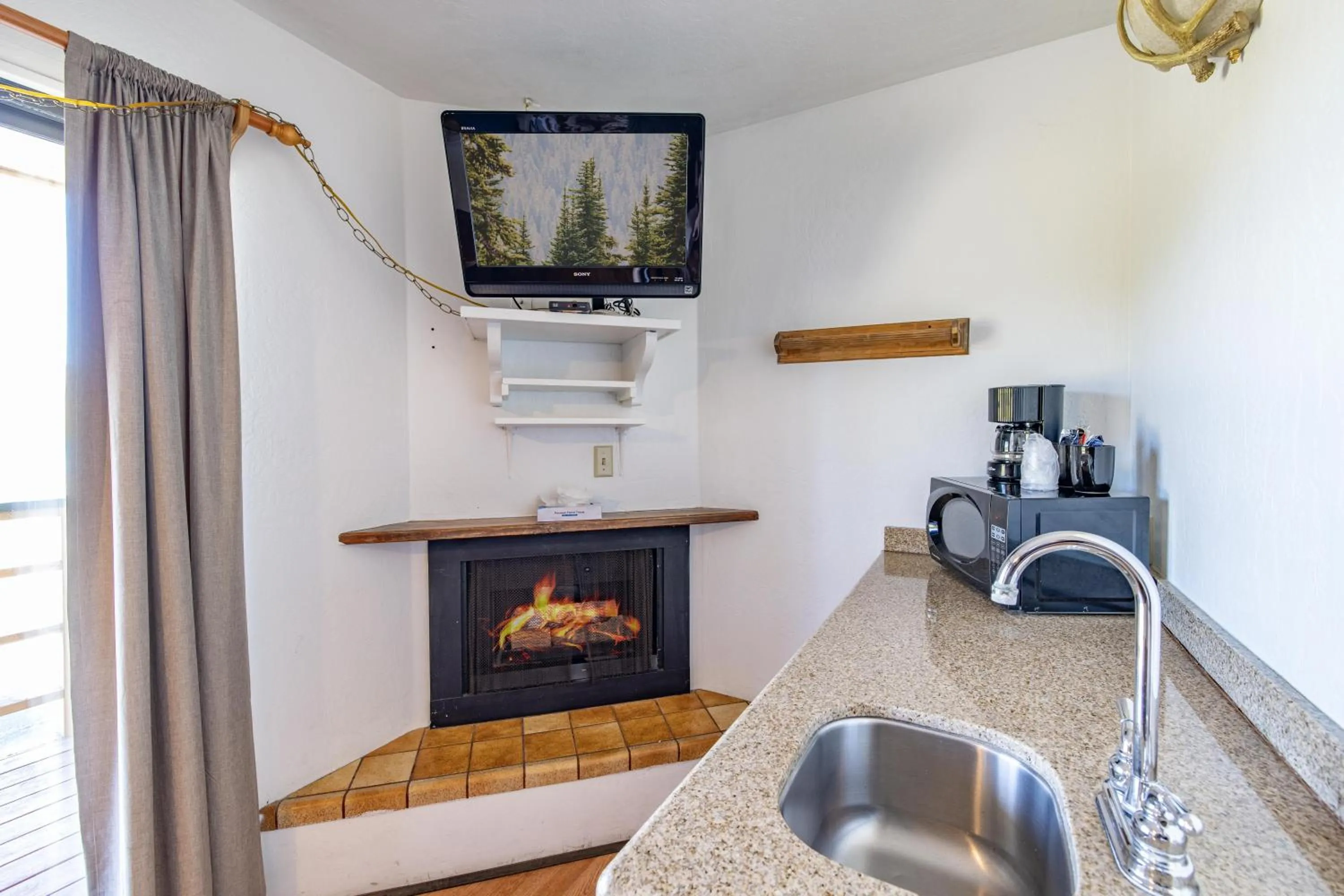 Kitchen or kitchenette in Big Bear Lakefront Lodge