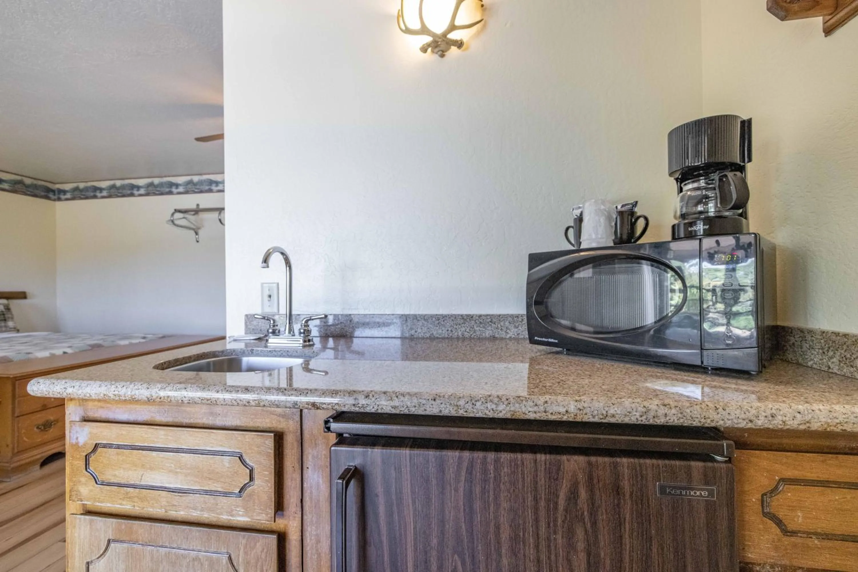 Coffee/tea facilities in Big Bear Lakefront Lodge