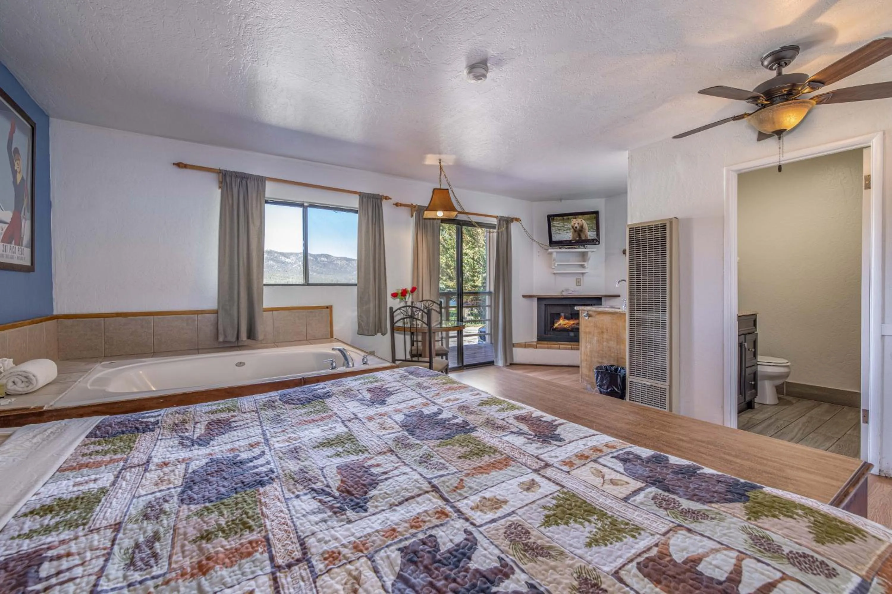 Spa and wellness centre/facilities, Bed in Big Bear Lakefront Lodge