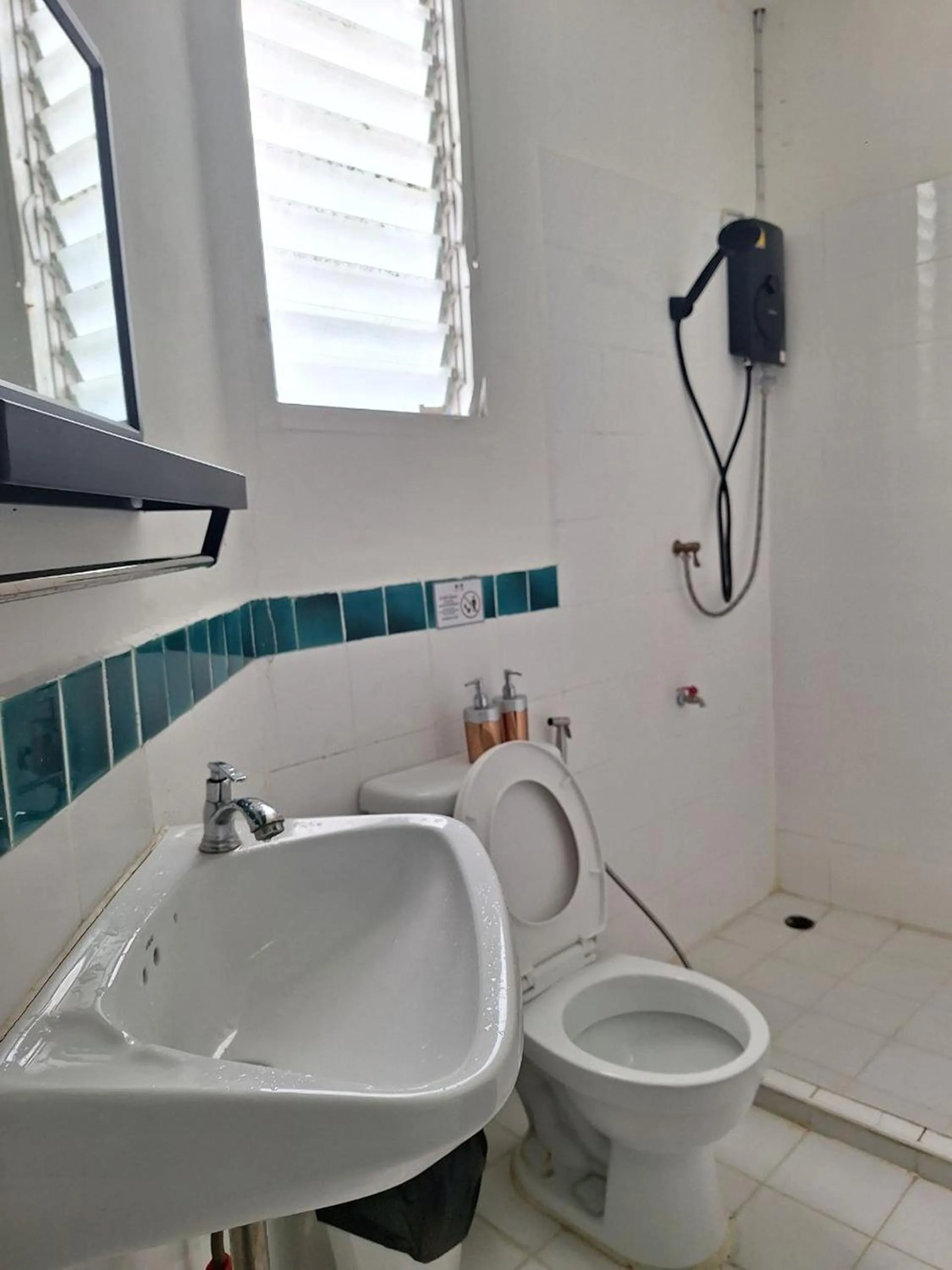 Shower in Happy 2 Hotel Patunam