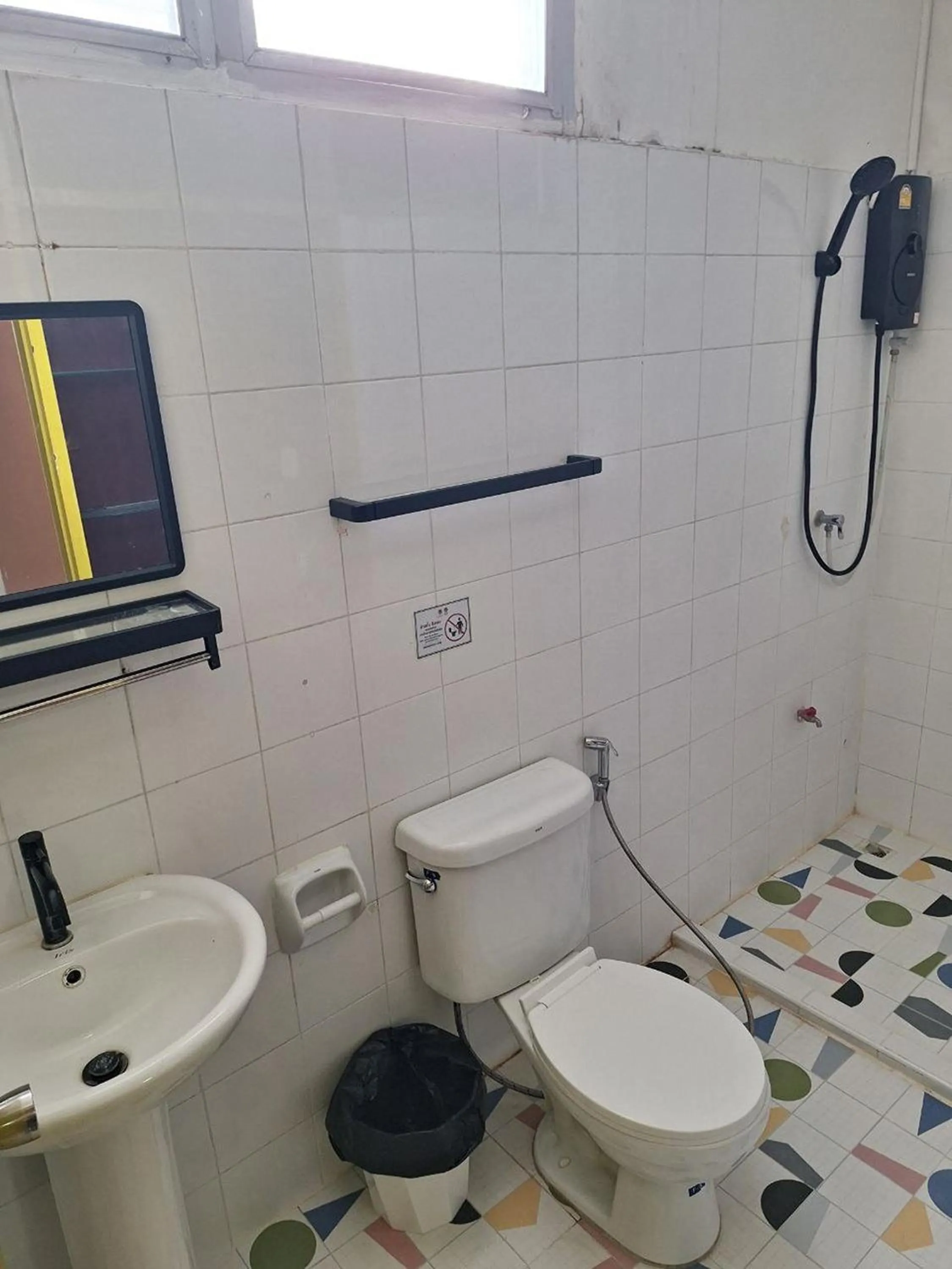 Shower in Happy 2 Hotel Patunam