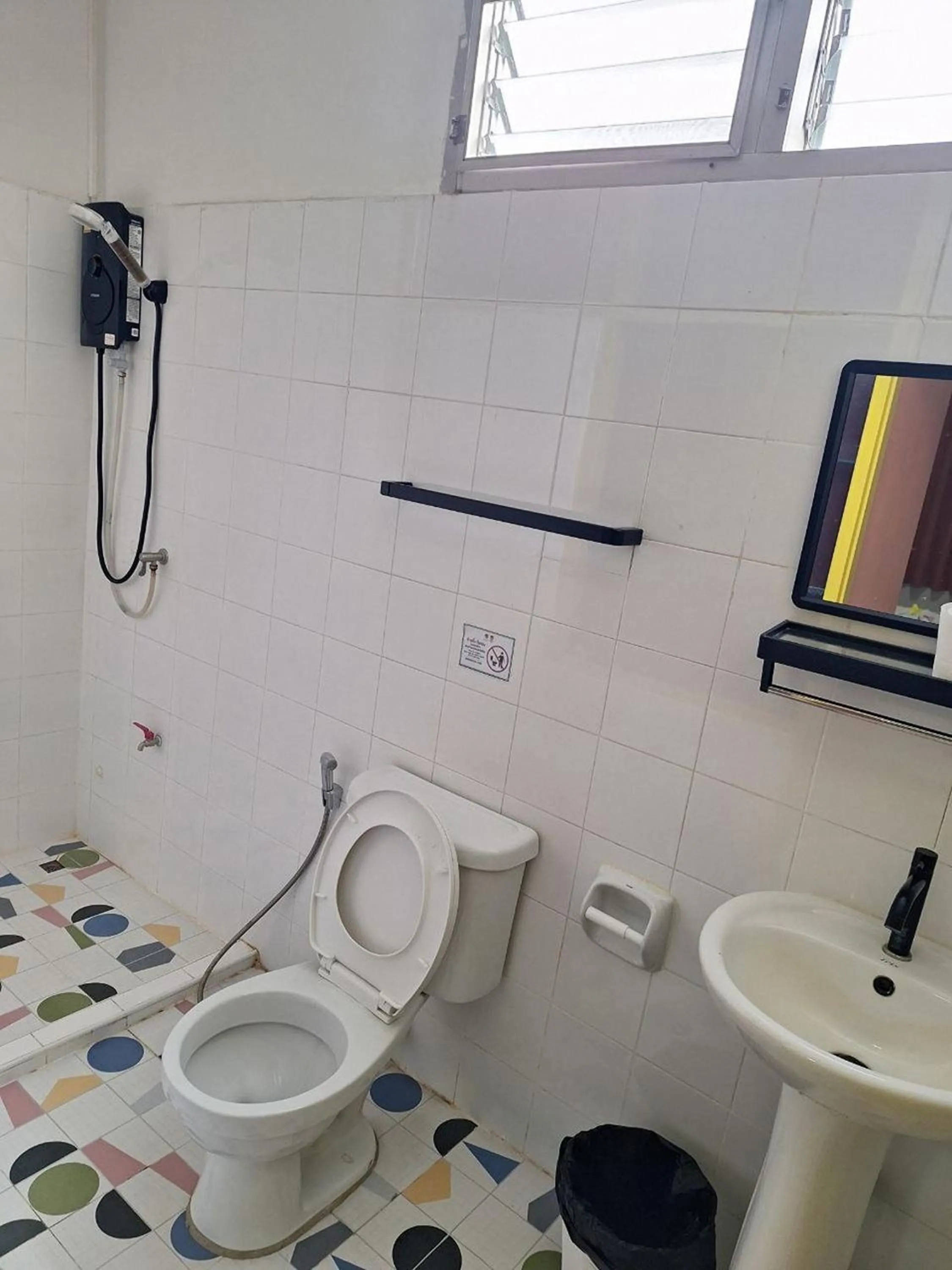 Toilet in Happy 2 Hotel Patunam