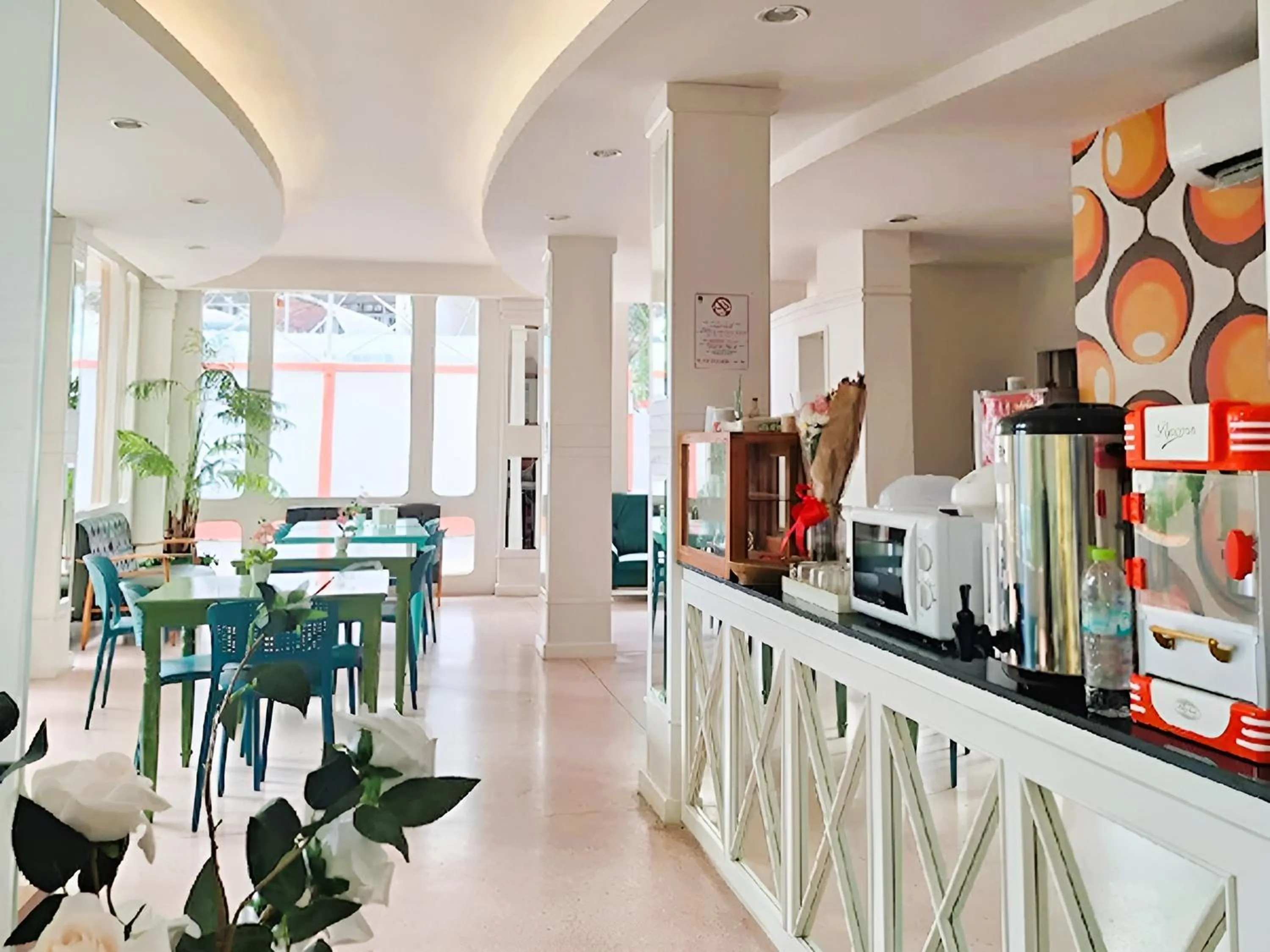 Restaurant/places to eat in Happy 2 Hotel Patunam