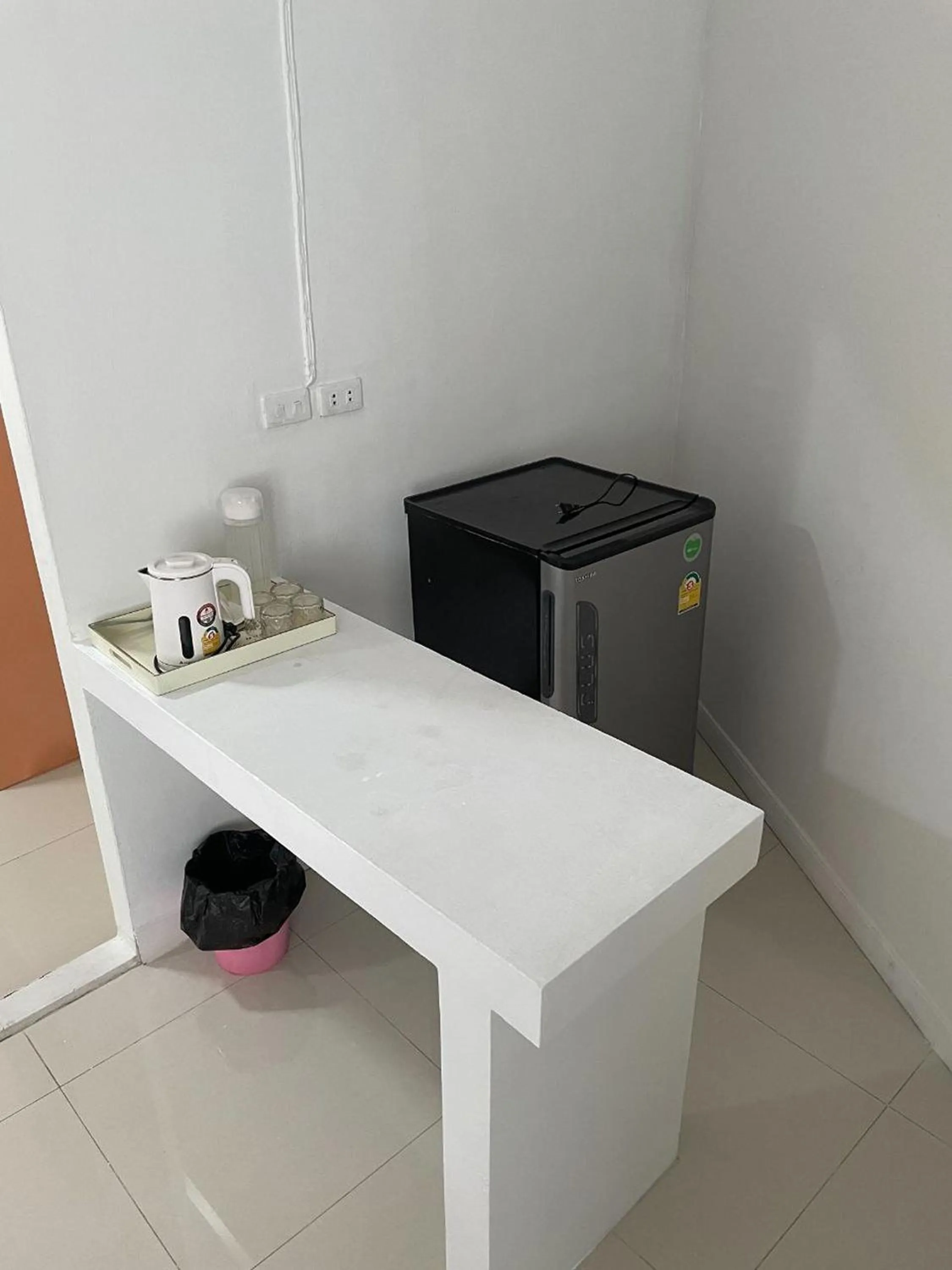 Kitchen or kitchenette in Happy 2 Hotel Patunam