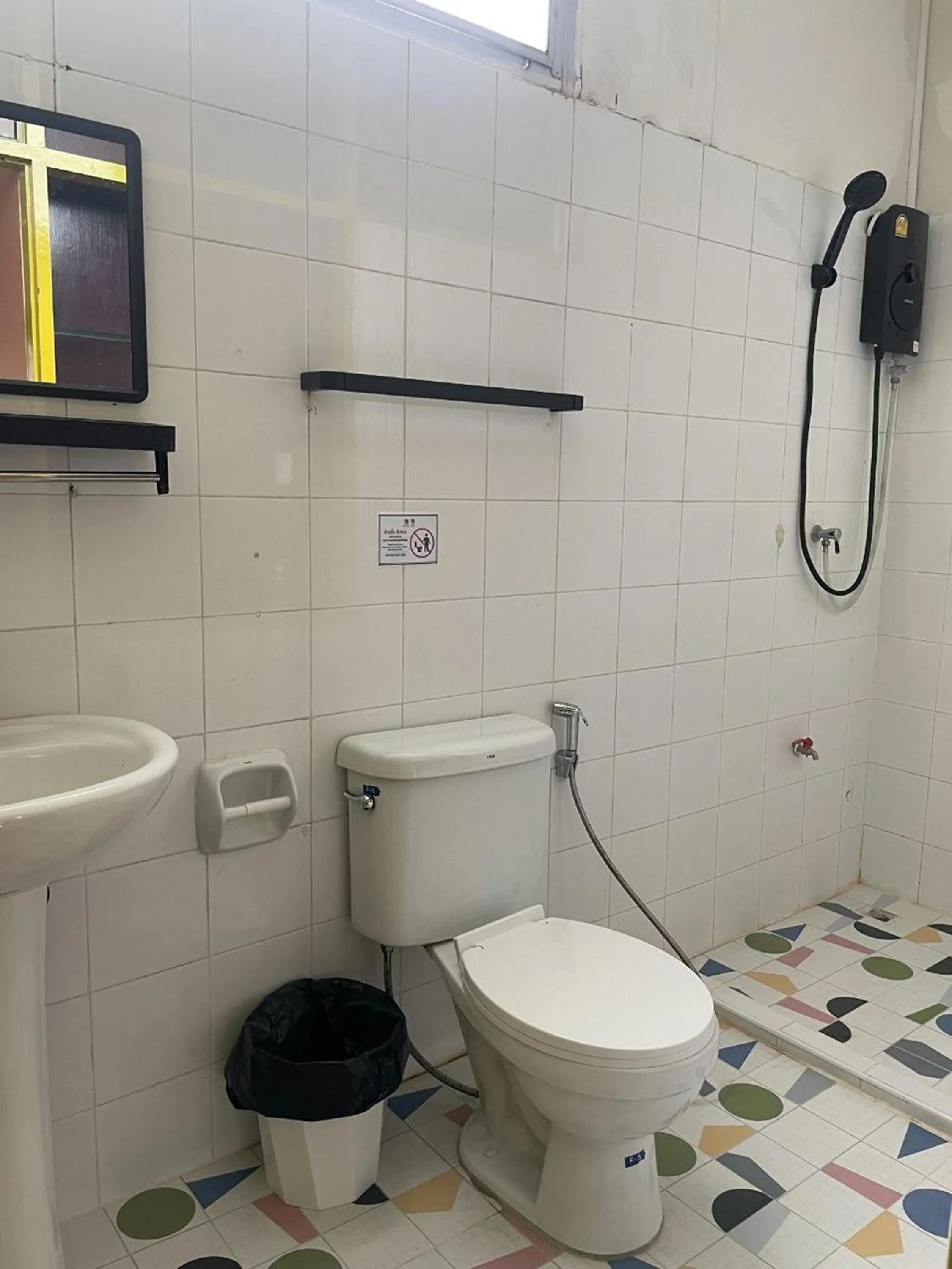 Toilet in Happy 2 Hotel Patunam