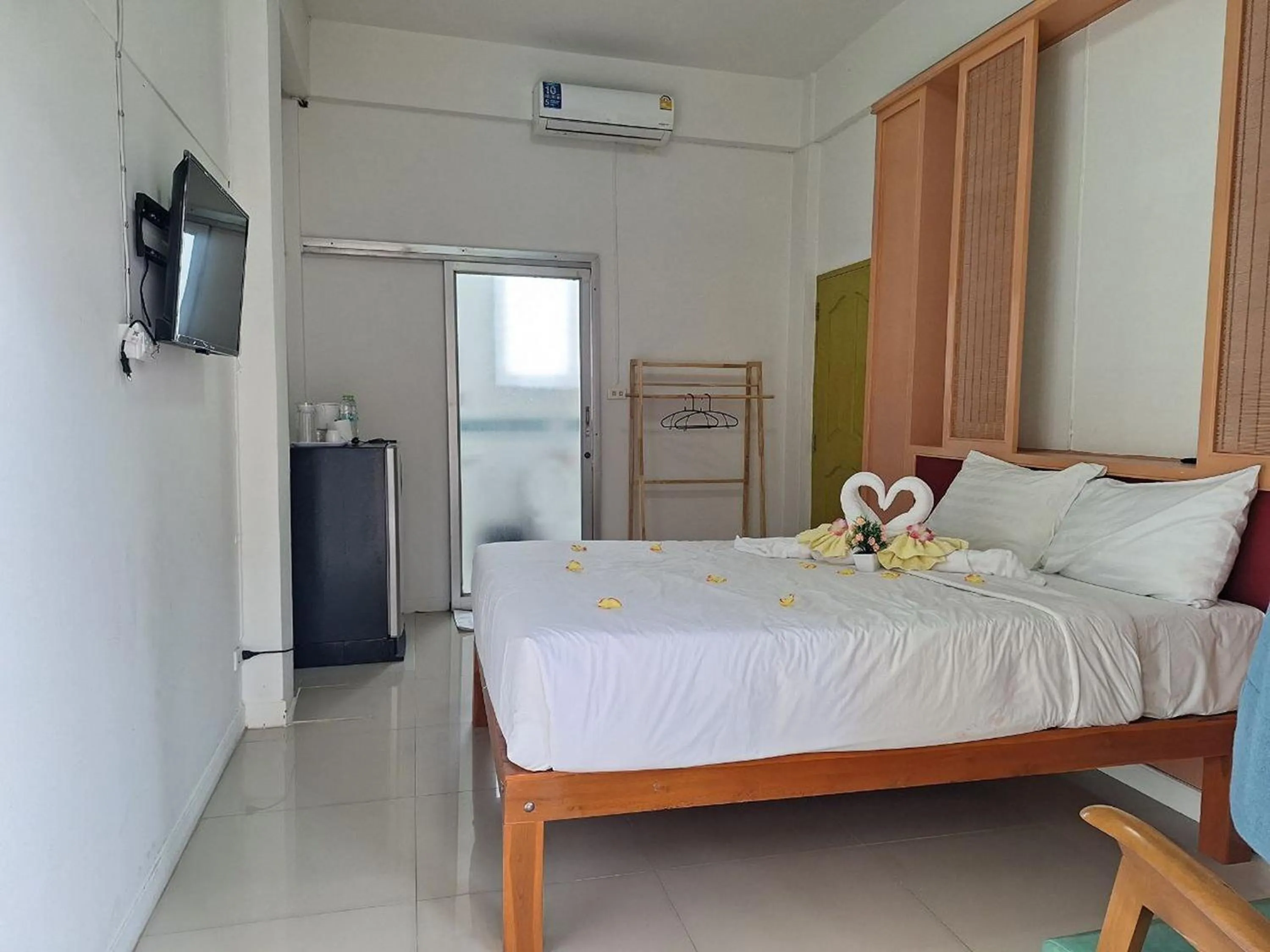 Bed in Happy 2 Hotel Patunam