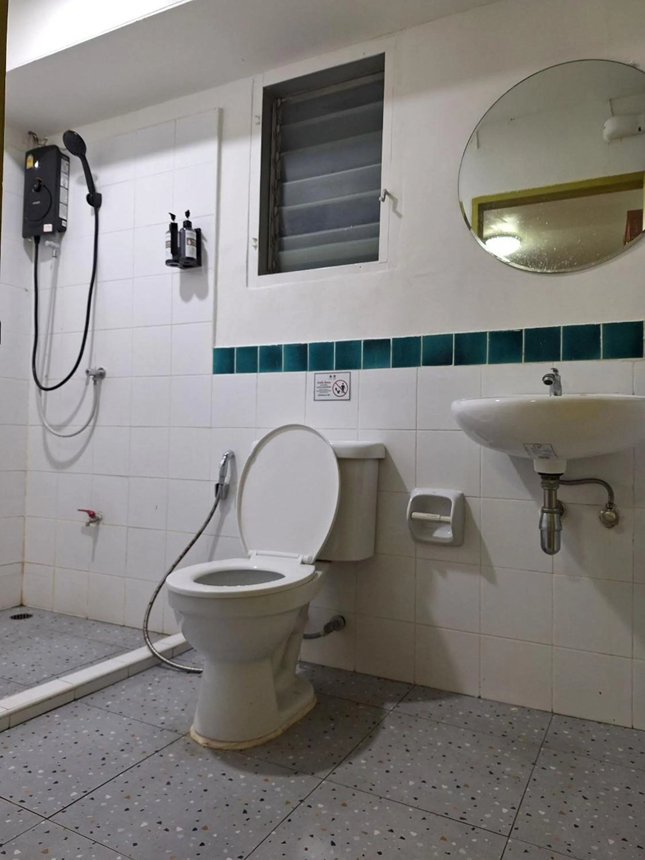 Shower in Happy 2 Hotel Patunam