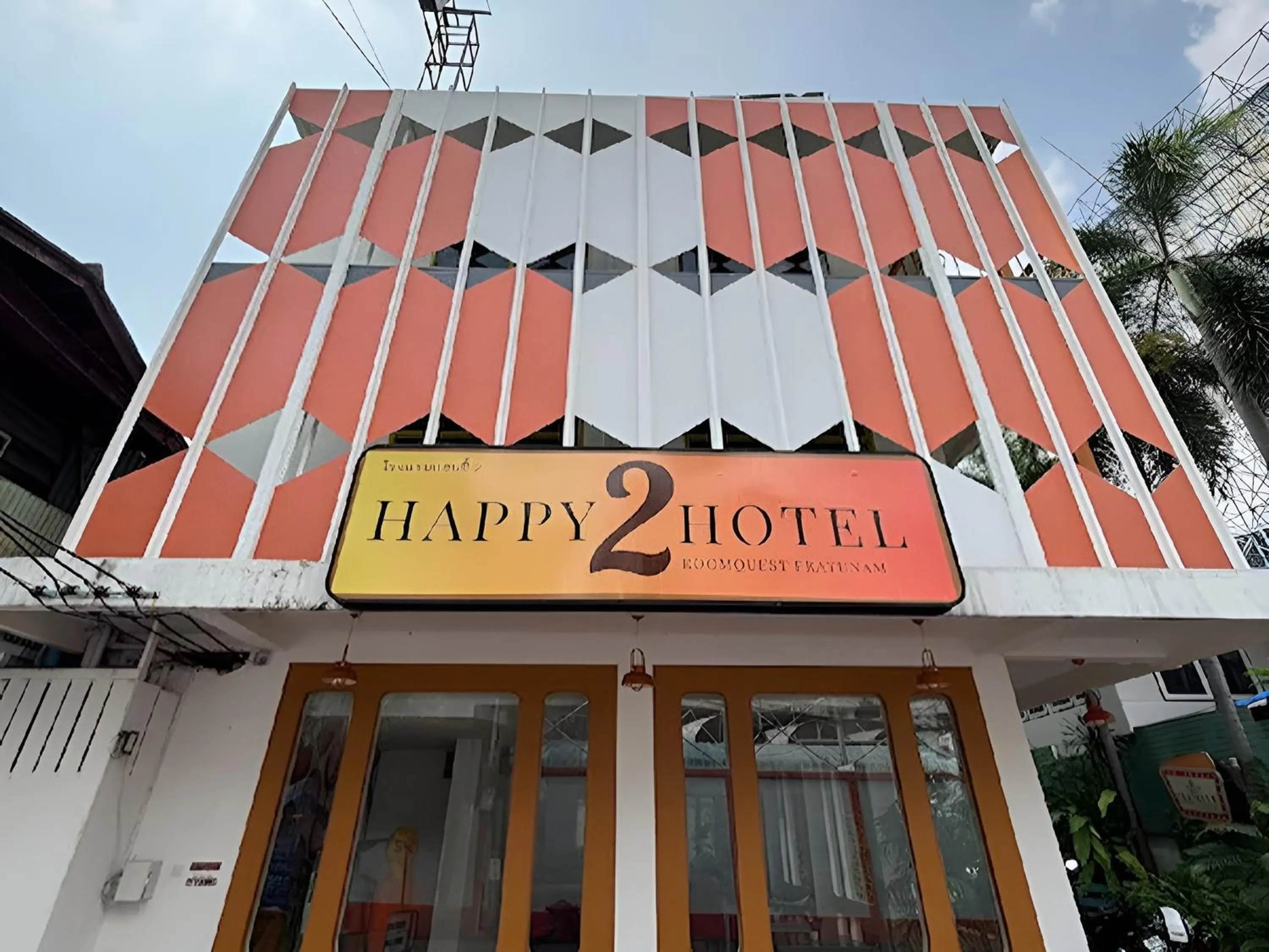 Property building in Happy 2 Hotel Patunam
