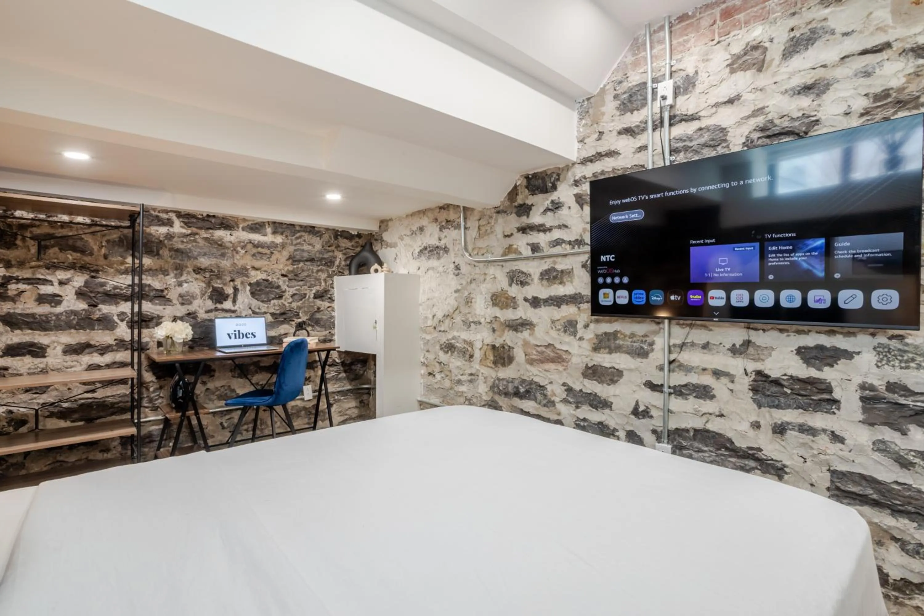 Bedroom in Olympia Hotel by Lodgo