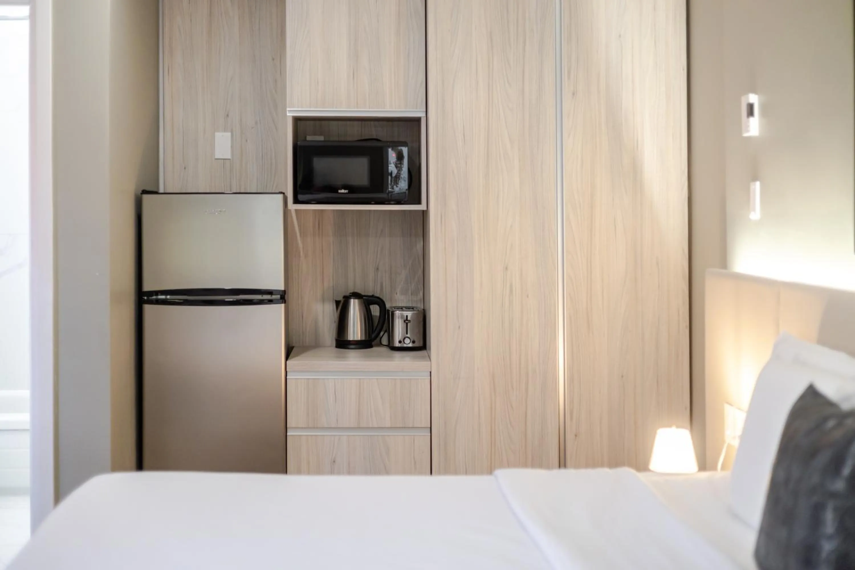 Coffee/tea facilities, Bed in Olympia Hotel by Lodgo