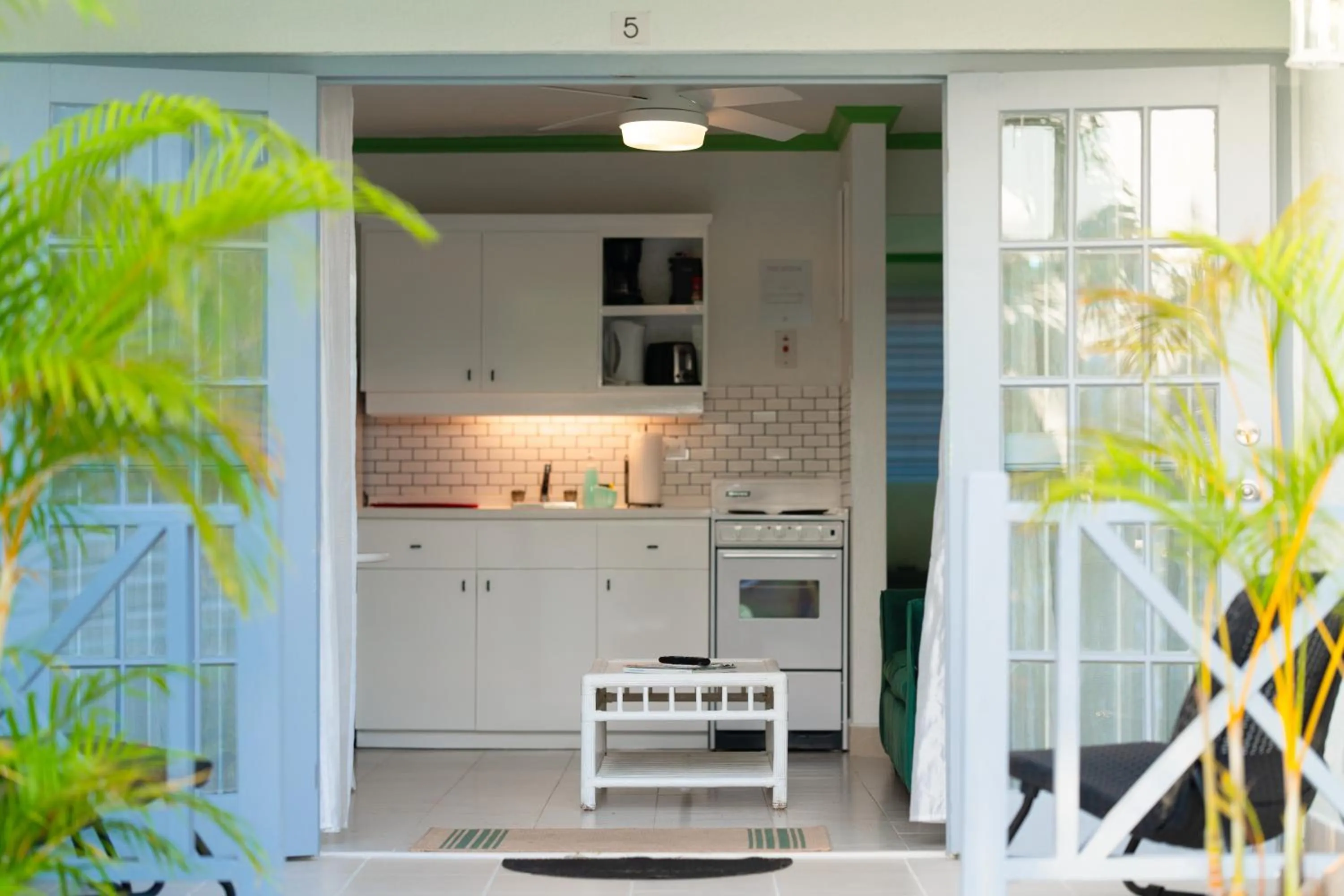 Kitchen or kitchenette in Sunset Lane Apartment Hotel