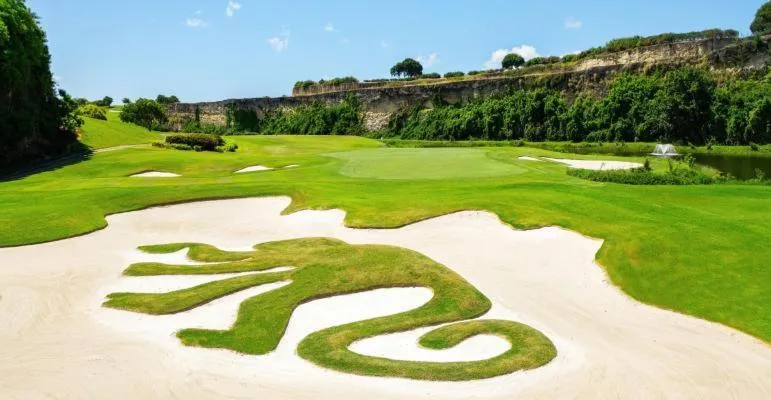 Golfcourse in Sunset Lane Apartment Hotel