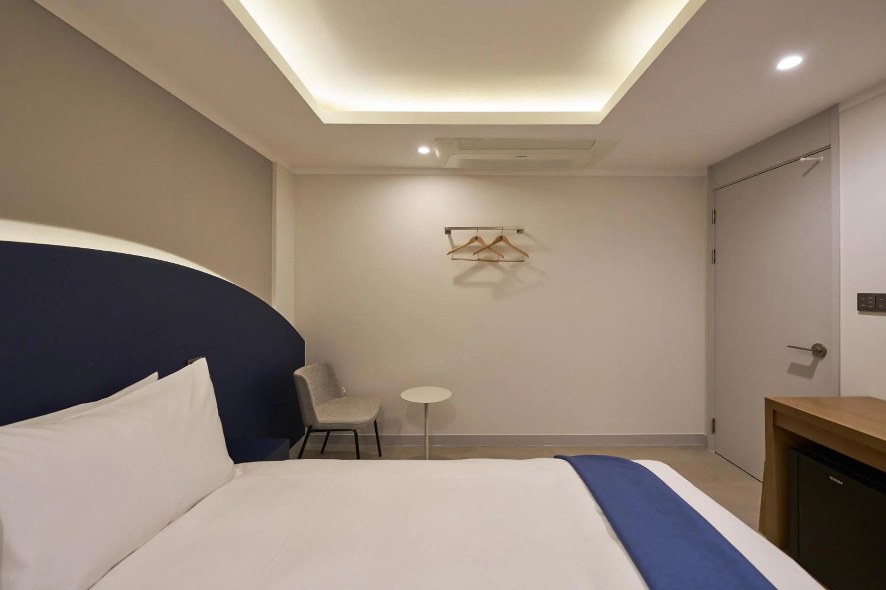 Photo of the whole room, Bed in Blueduck hotel