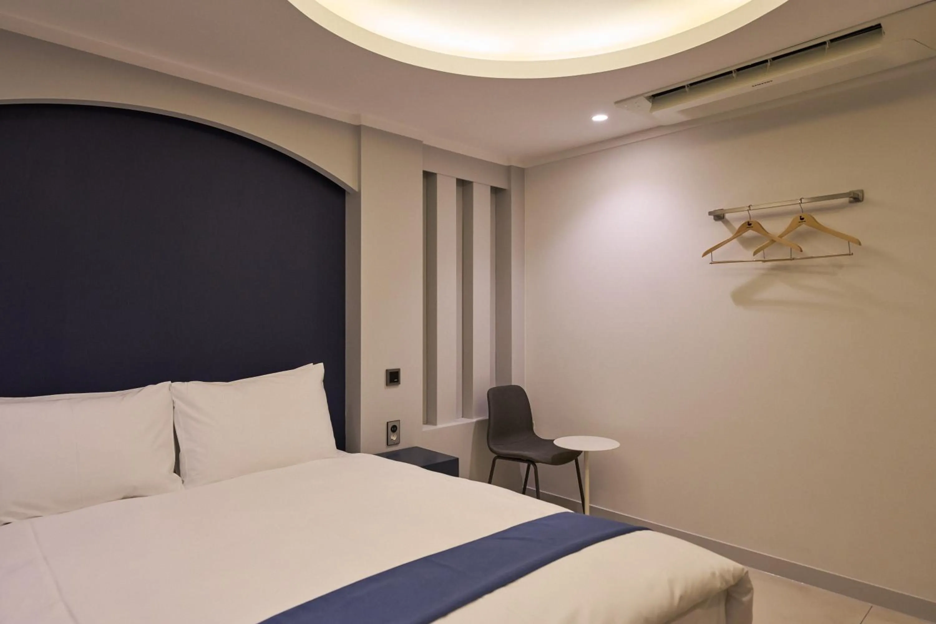 Photo of the whole room, Bed in Blueduck hotel