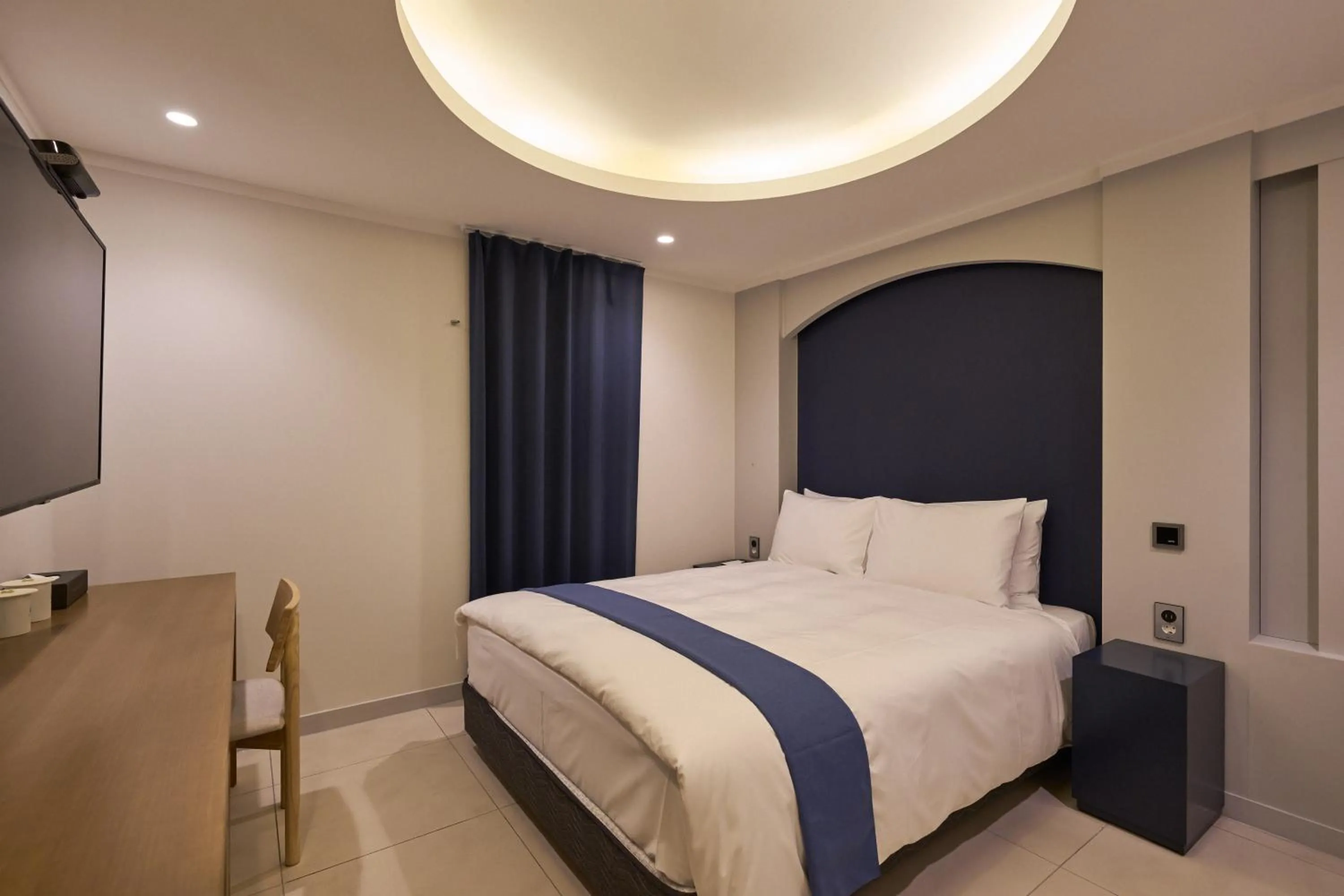 Photo of the whole room, Bed in Blueduck hotel