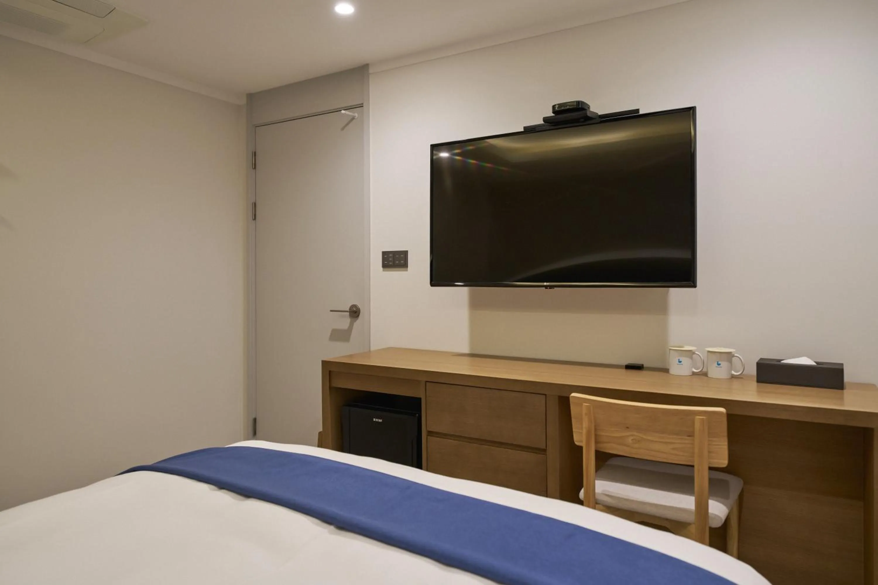 Photo of the whole room, Bed in Blueduck hotel