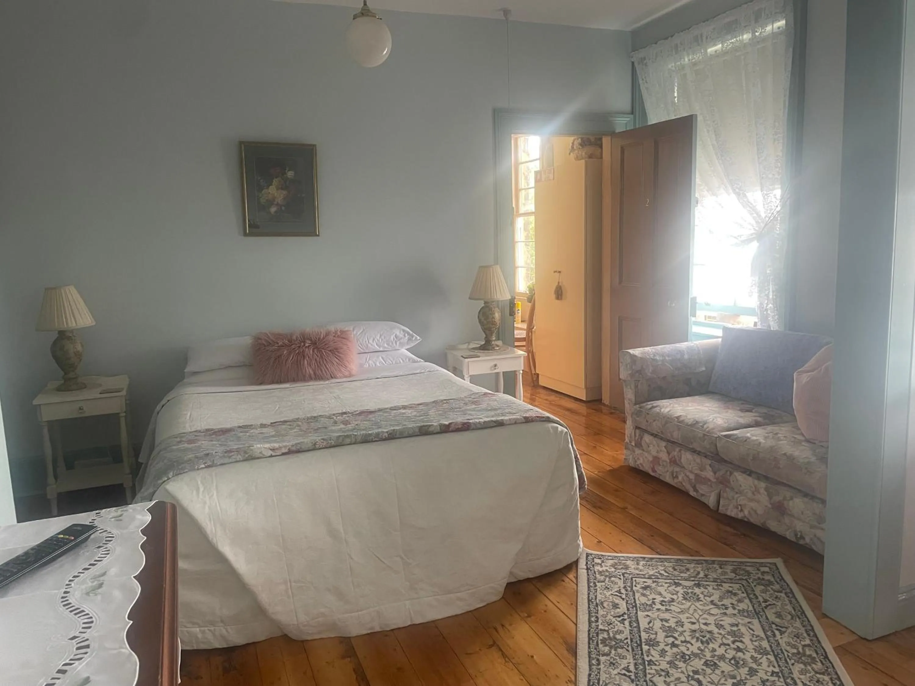 Seating area, Bed in Victoria House