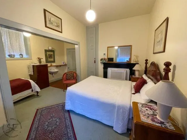 Shower, Bed in Victoria House