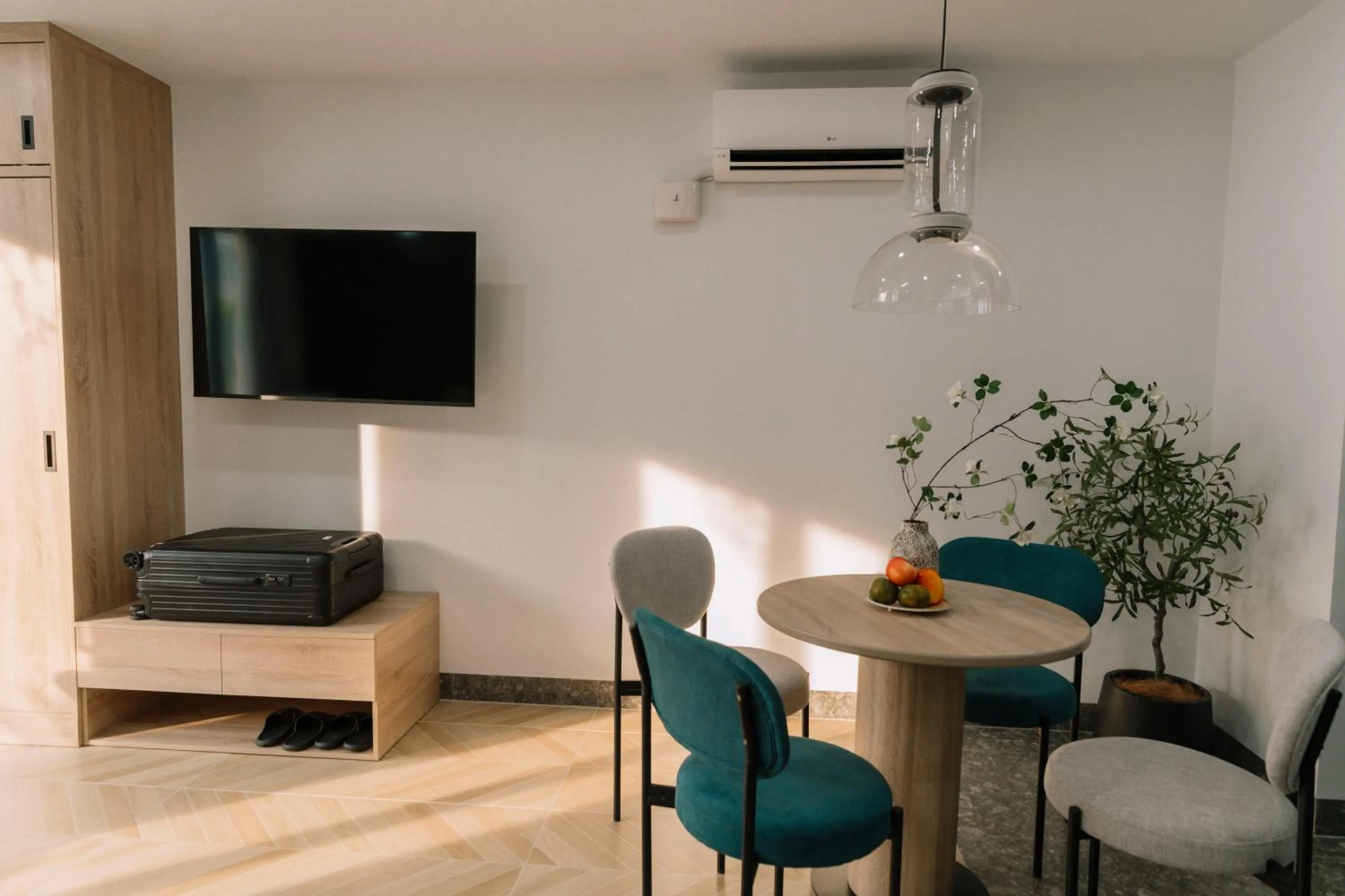 Communal lounge/ TV room in EL Where Hotel