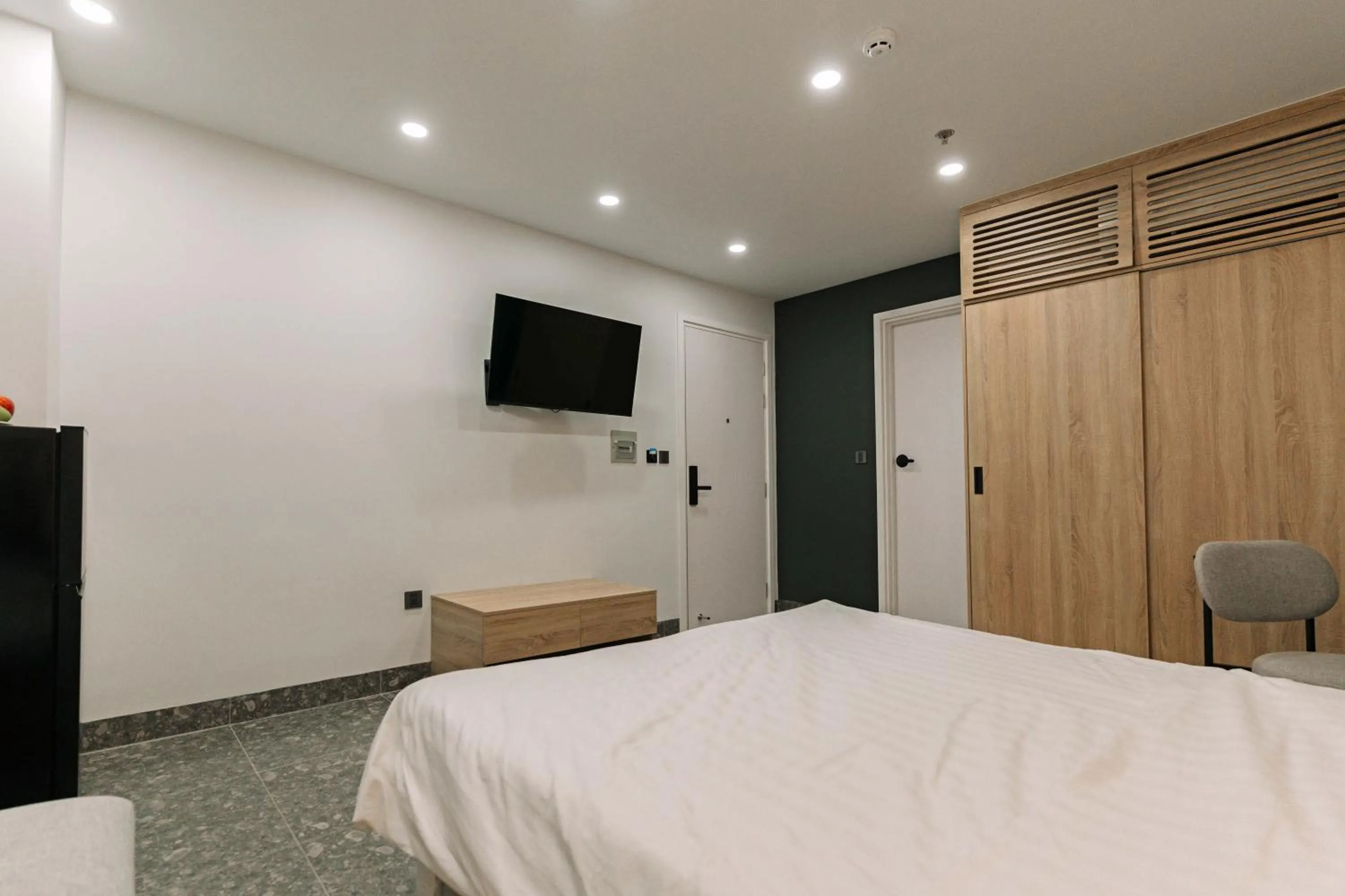 Communal lounge/ TV room, Bed in EL Where Hotel