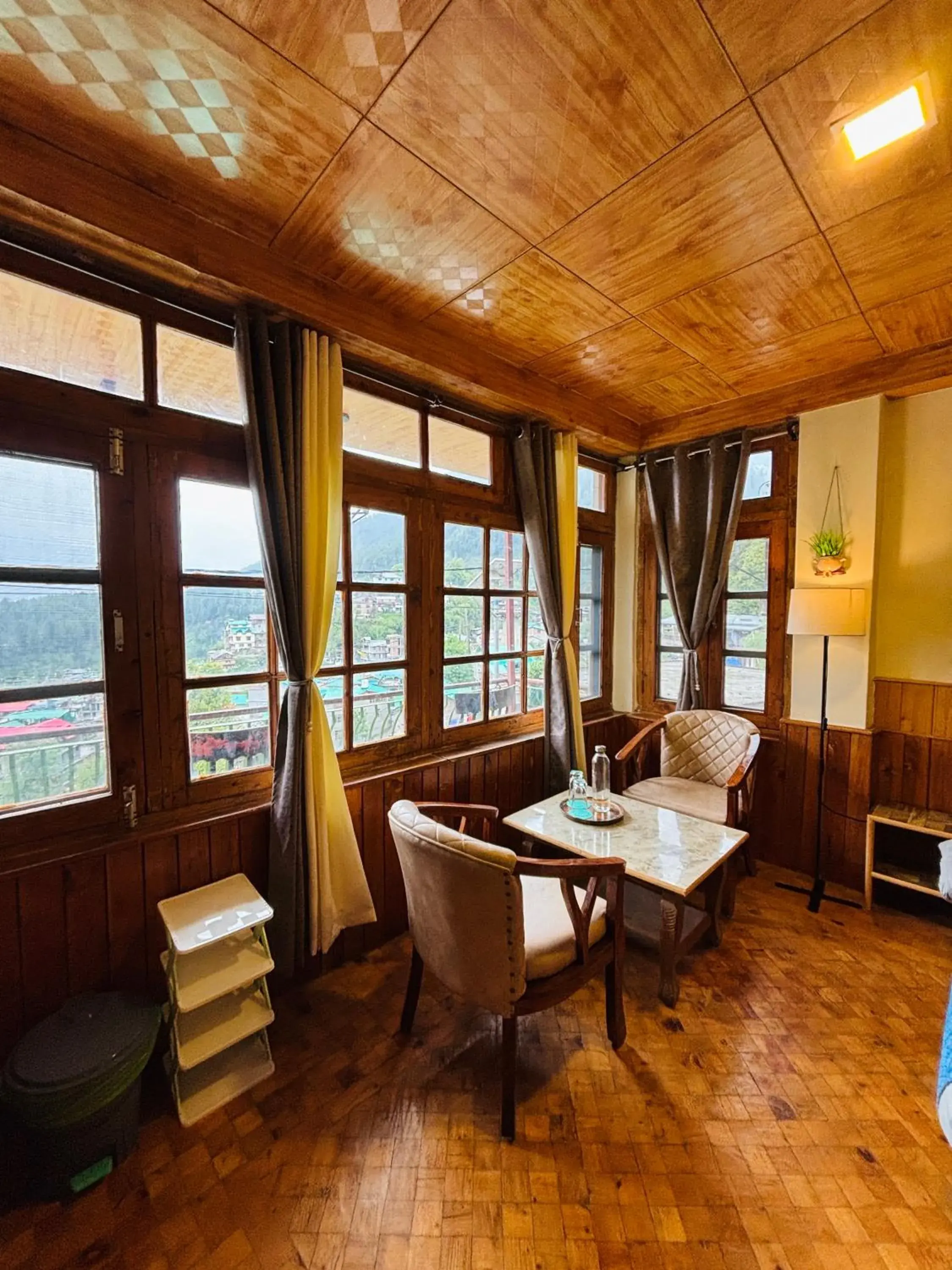 Family Room with Mountain View in Sharda House Family Room with Mountain View in Sharda House