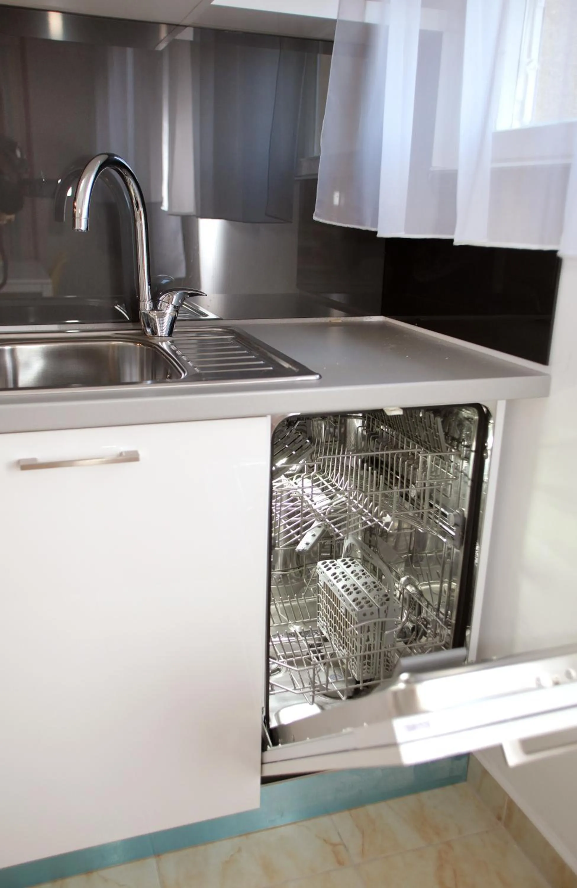 Kitchen or kitchenette in Happy Dreams Apartment near the beach and old town