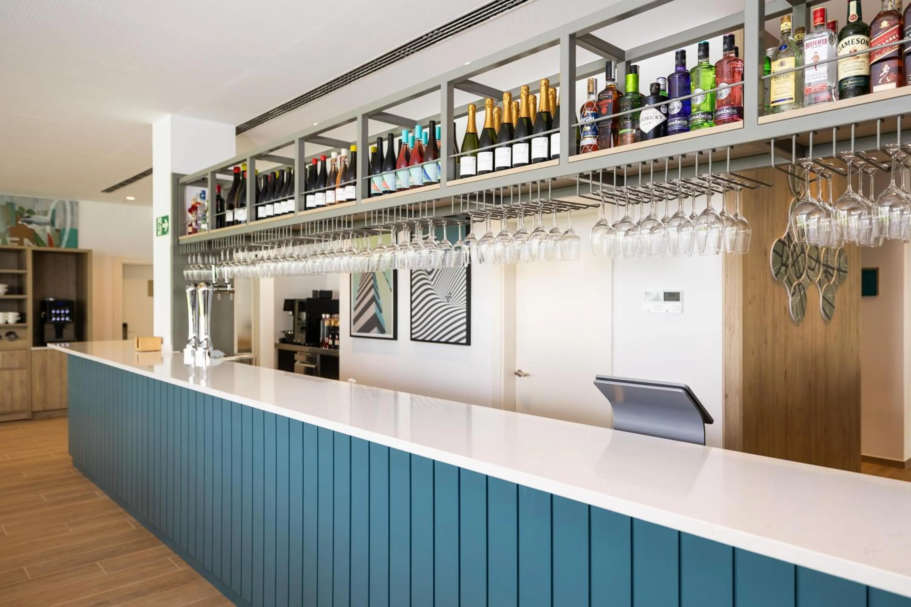 Lounge or bar in Spark By Hilton Madrid Alcala