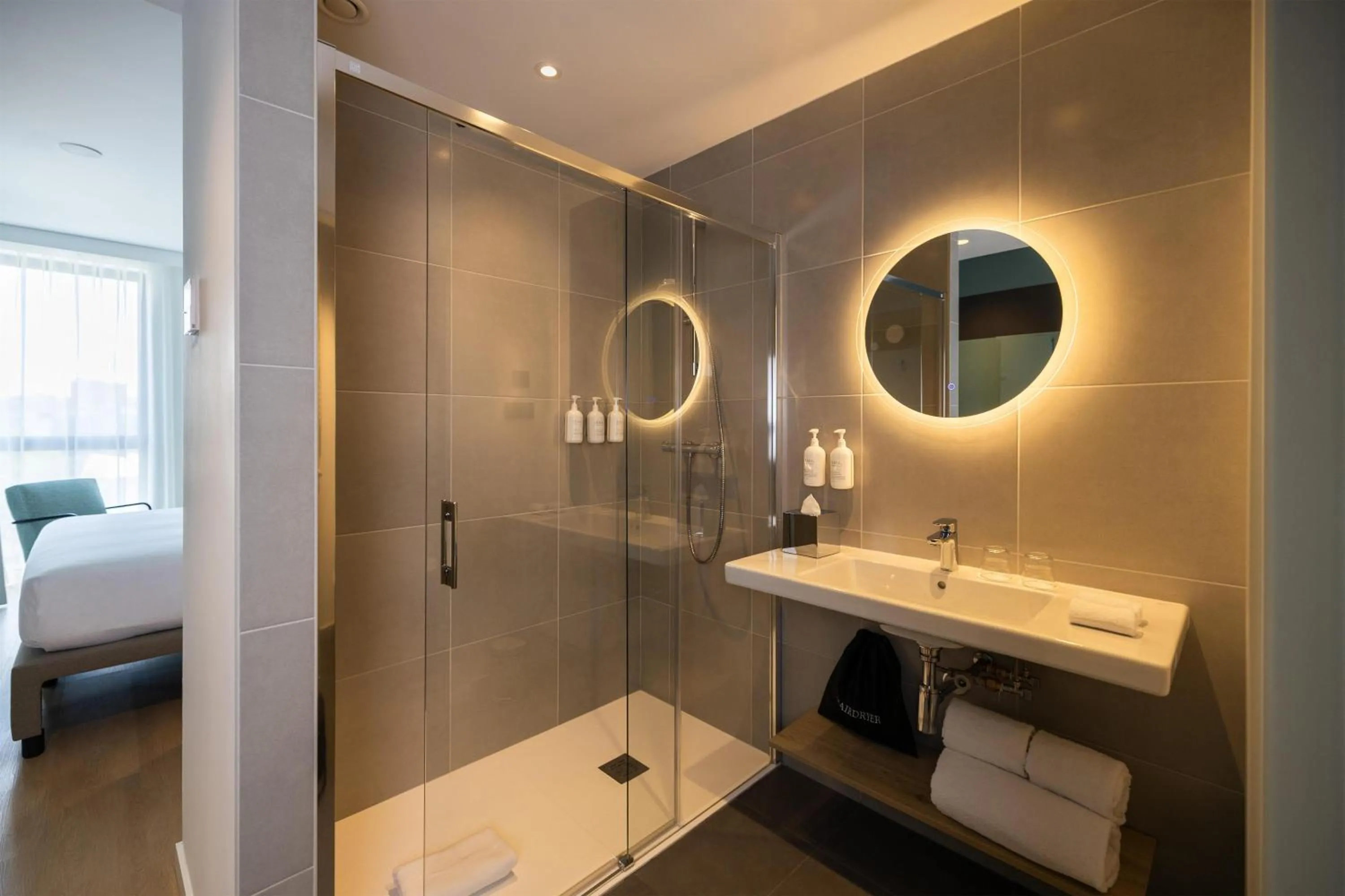 Bathroom, Bed in Spark By Hilton Madrid Alcala