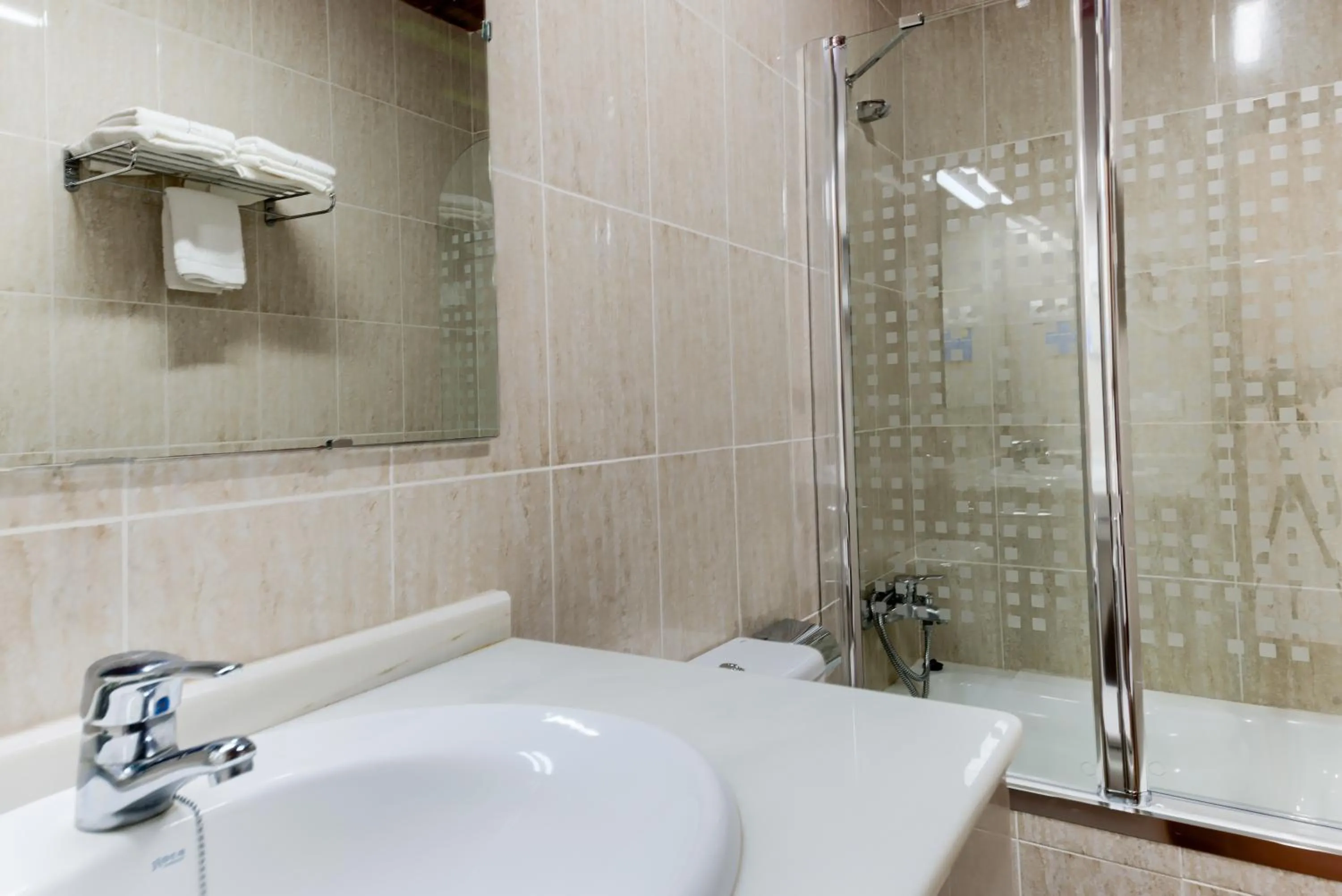 Shower in Dulce Nombre Hotel - Apartamentos