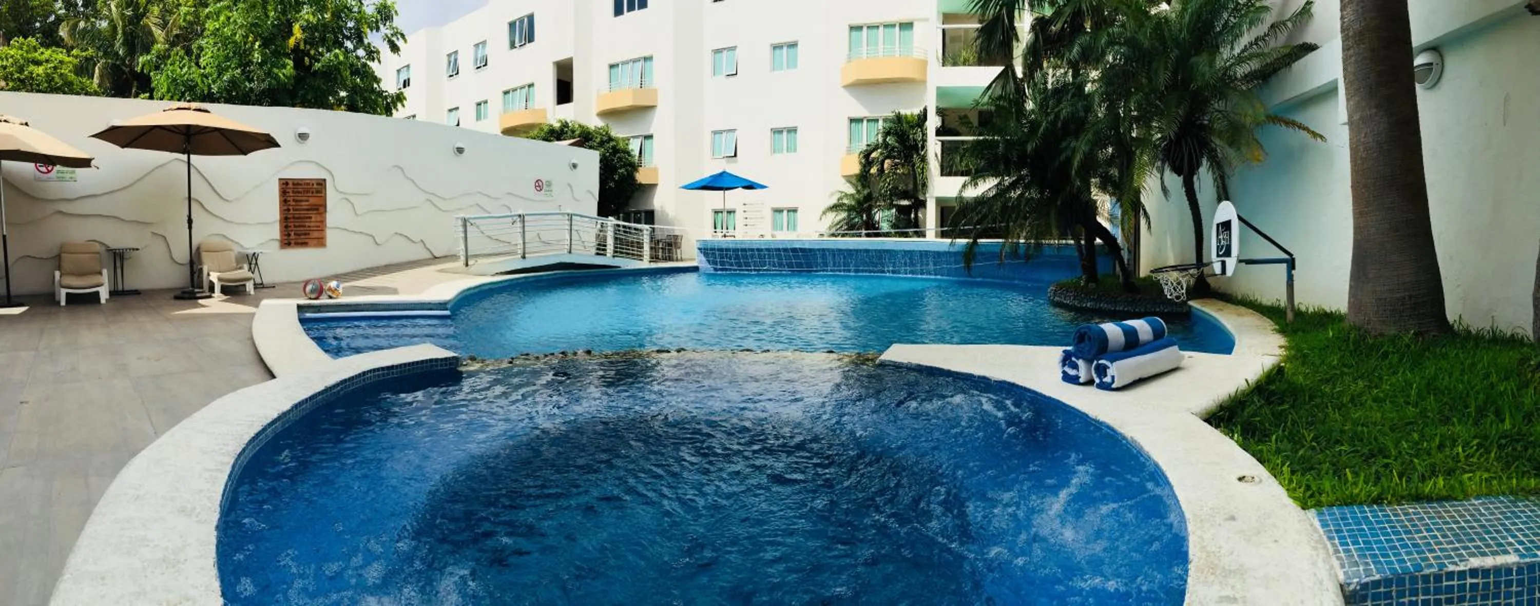 Swimming pool in Angeles Suites & Hotel
