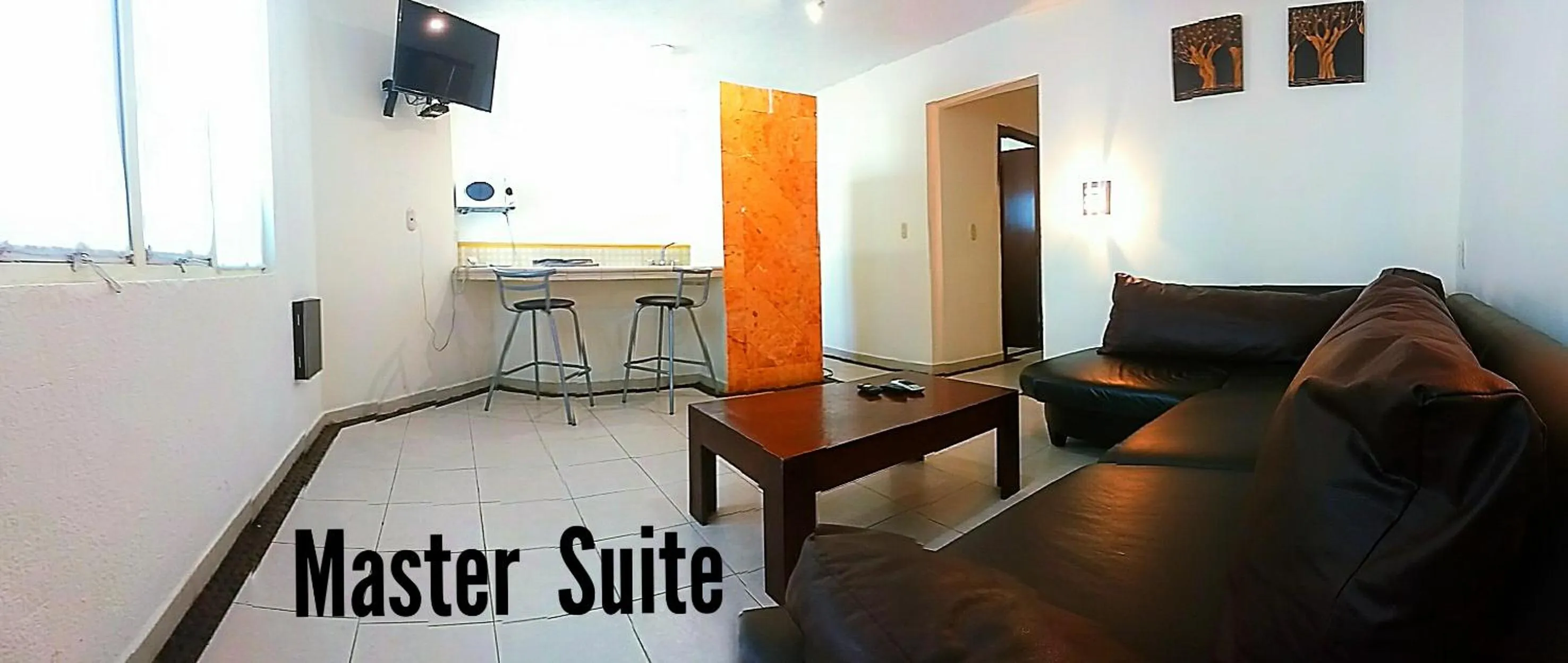 Communal lounge/ TV room in Angeles Suites & Hotel