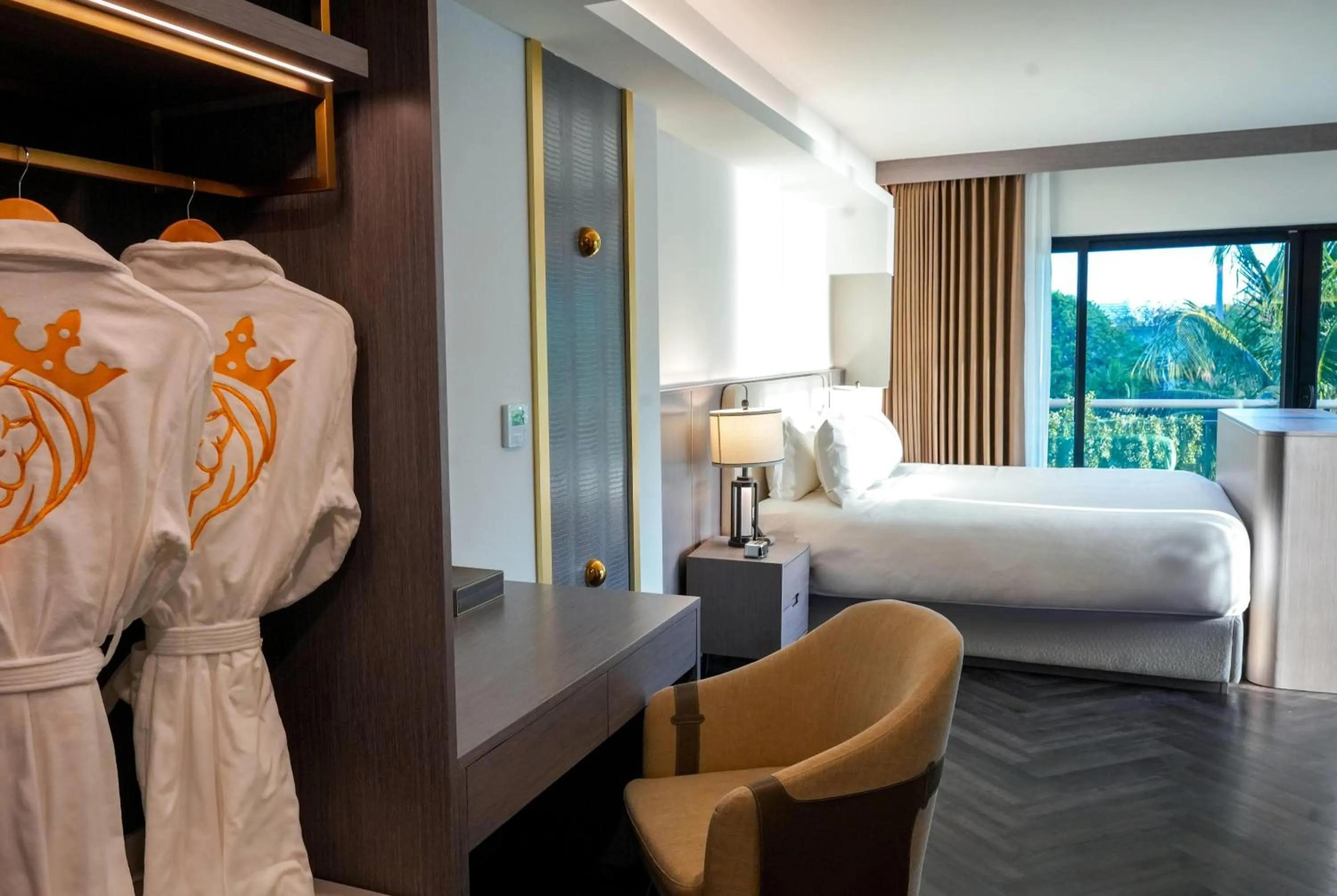 Photo of the whole room, Bed in Barley House Hotel, Trademark Collection by Wyndham