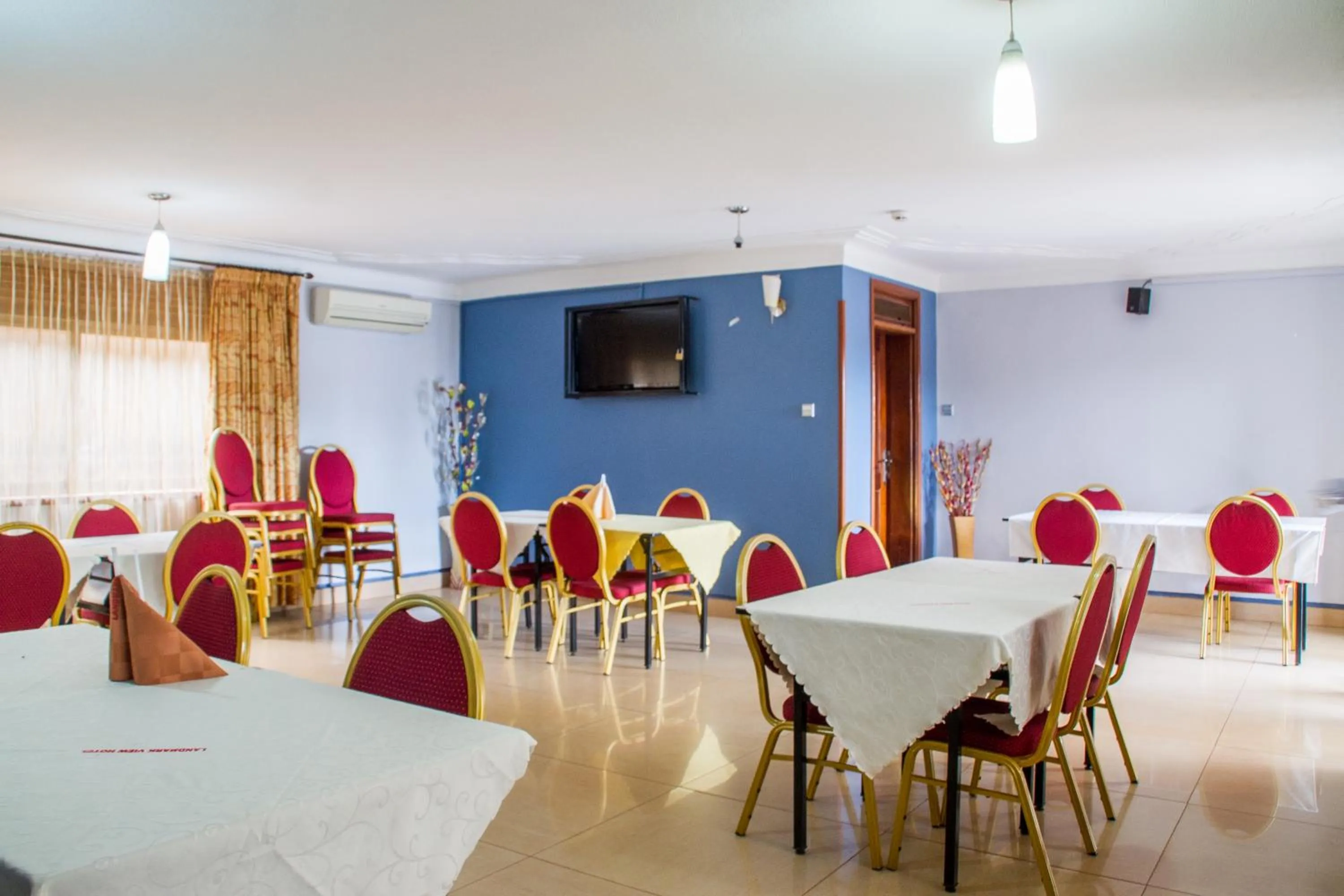 Restaurant/places to eat in Landmark View Hotel