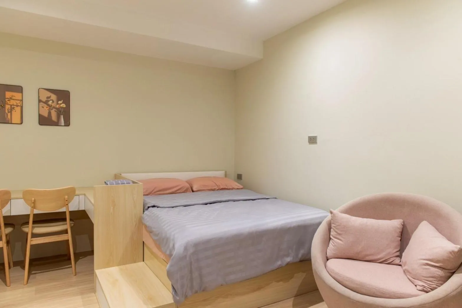 Photo of the whole room, Bed in Shizuka House - 500 m walk to BTS Phrom Phong