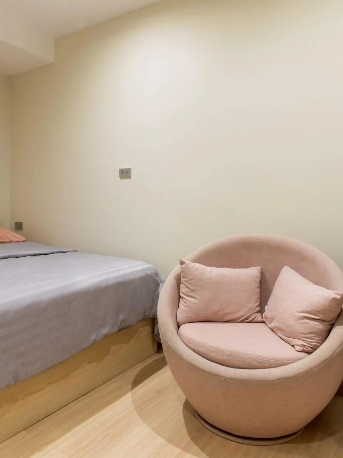 Photo of the whole room, Bed in Shizuka House - 500 m walk to BTS Phrom Phong