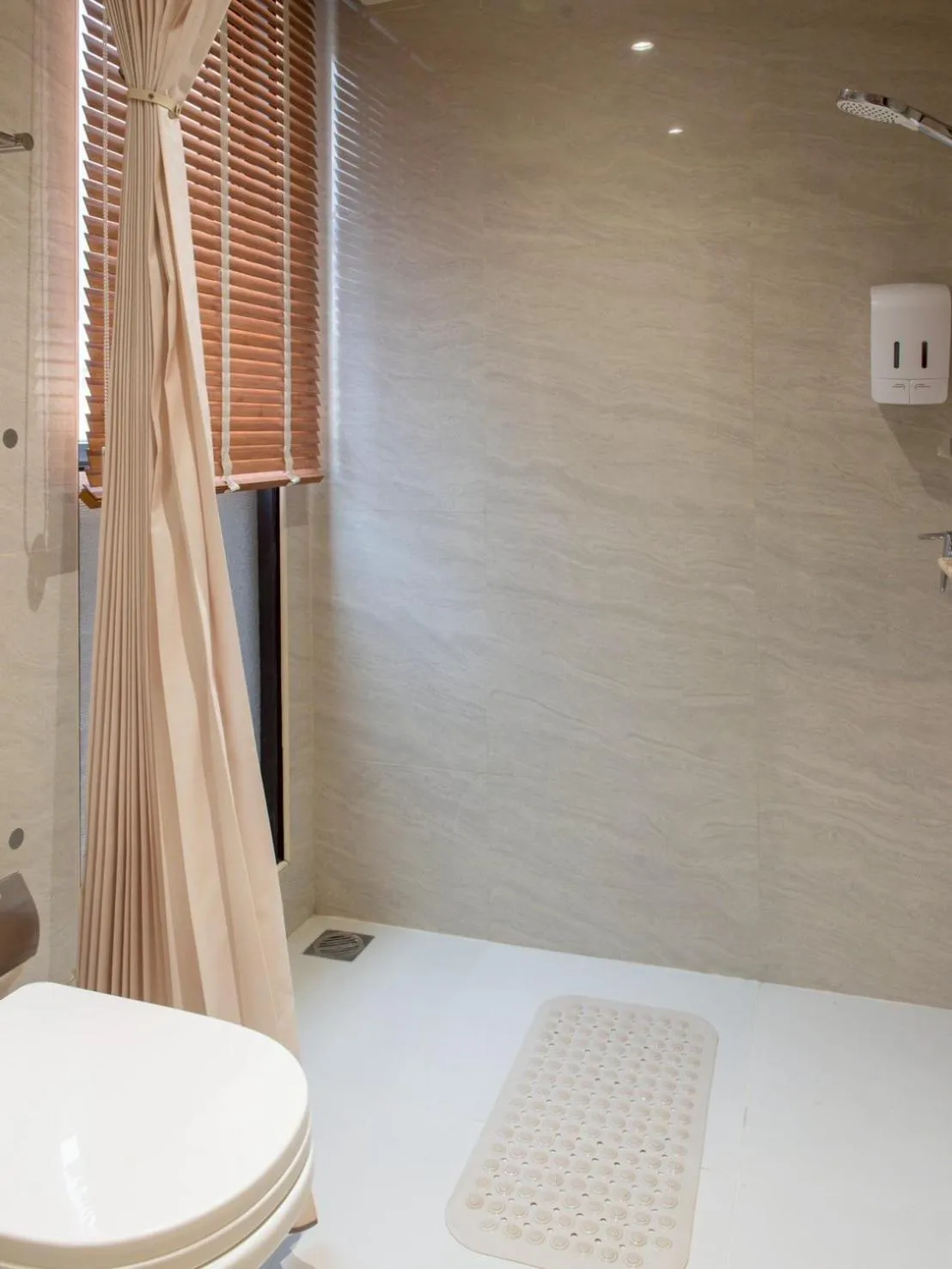 Bathroom in Shizuka House - 500 m walk to BTS Phrom Phong